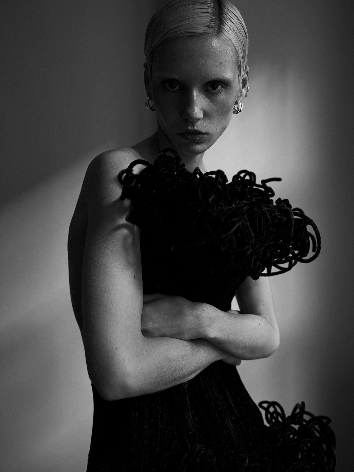 Fashion Editorial, Flowers, Natural light, Retoucher, Commercial Photographer, Beauty Photographer, Fashion Photographer in Stockholm, 
Mode Magasin, Blommor, Naturligt ljus, Retusch, Reklamfotograf, Skönhetsfotograf, Modefotograf, Fotograf i Stockho