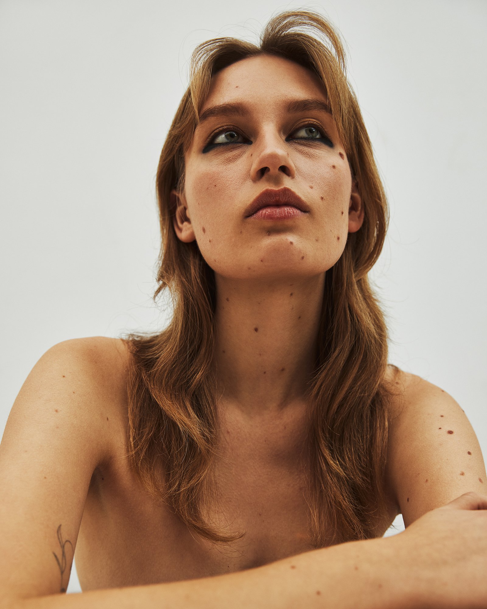 Beauty Editorial, golden, Studio, Retoucher, Commercial Photographer, Beauty Photographer, Fashion Photographer, Photographer in Stockholm, 
Makeup, Studio, Retusch, Reklamfotograf, Skönhetsfotograf, Modefotograf, Fotograf Ellen Simone, Fotograf i St