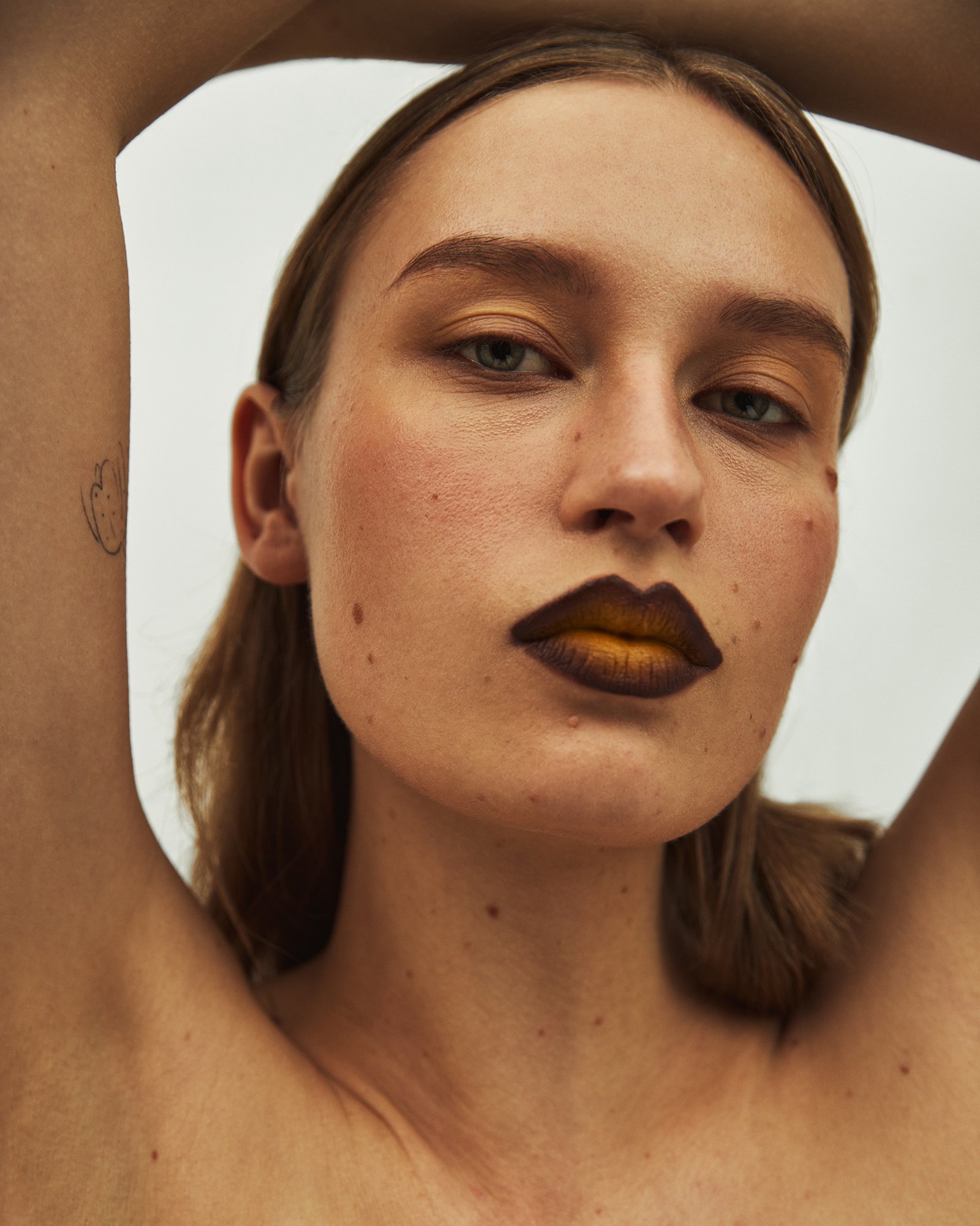 Beauty Editorial, golden, Studio, Retoucher, Commercial Photographer, Beauty Photographer, Fashion Photographer, Photographer in Stockholm, 
Makeup, Studio, Retusch, Reklamfotograf, Skönhetsfotograf, Modefotograf, Fotograf Ellen Simone, Fotograf i St