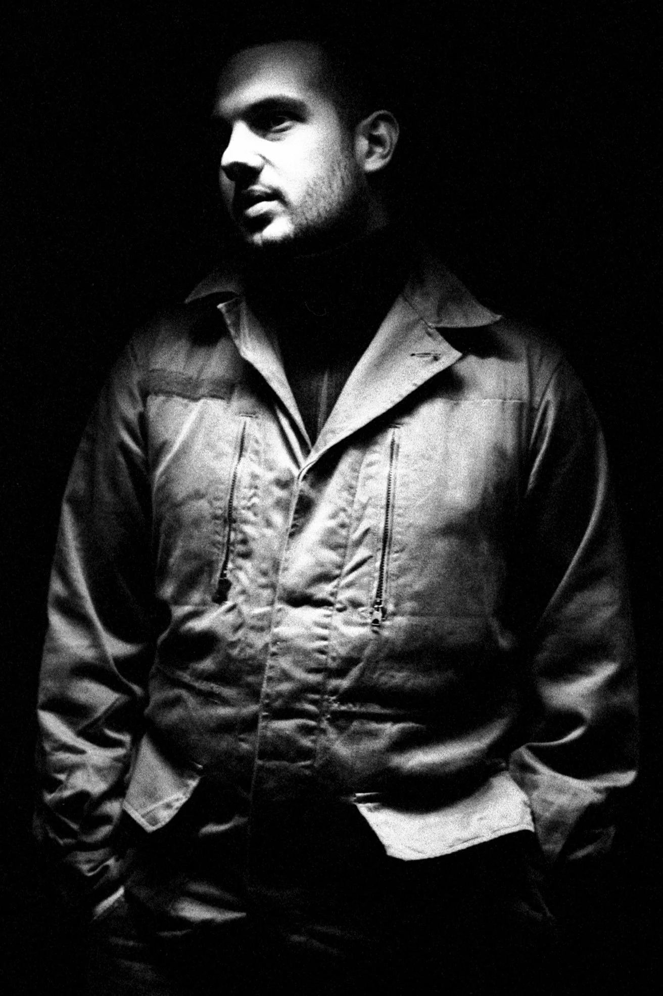 Portrait de Cristobal Diaz dit Cristo, l'inventeur de La GraffBox. Un photo en noir et blanc d'un homme portant une veste, éclairé avec un fort contraste.