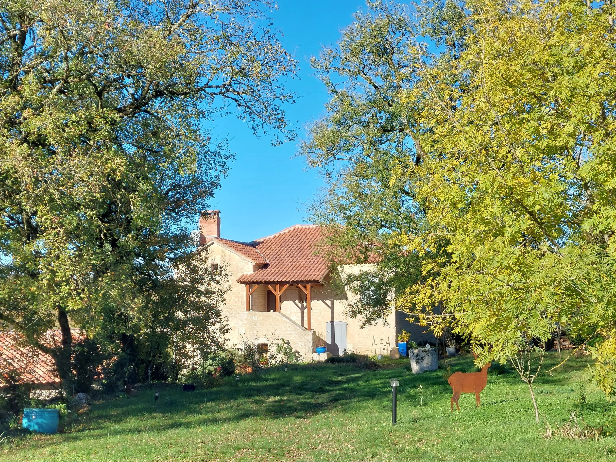 Maison du Quercy entourée d'arbres