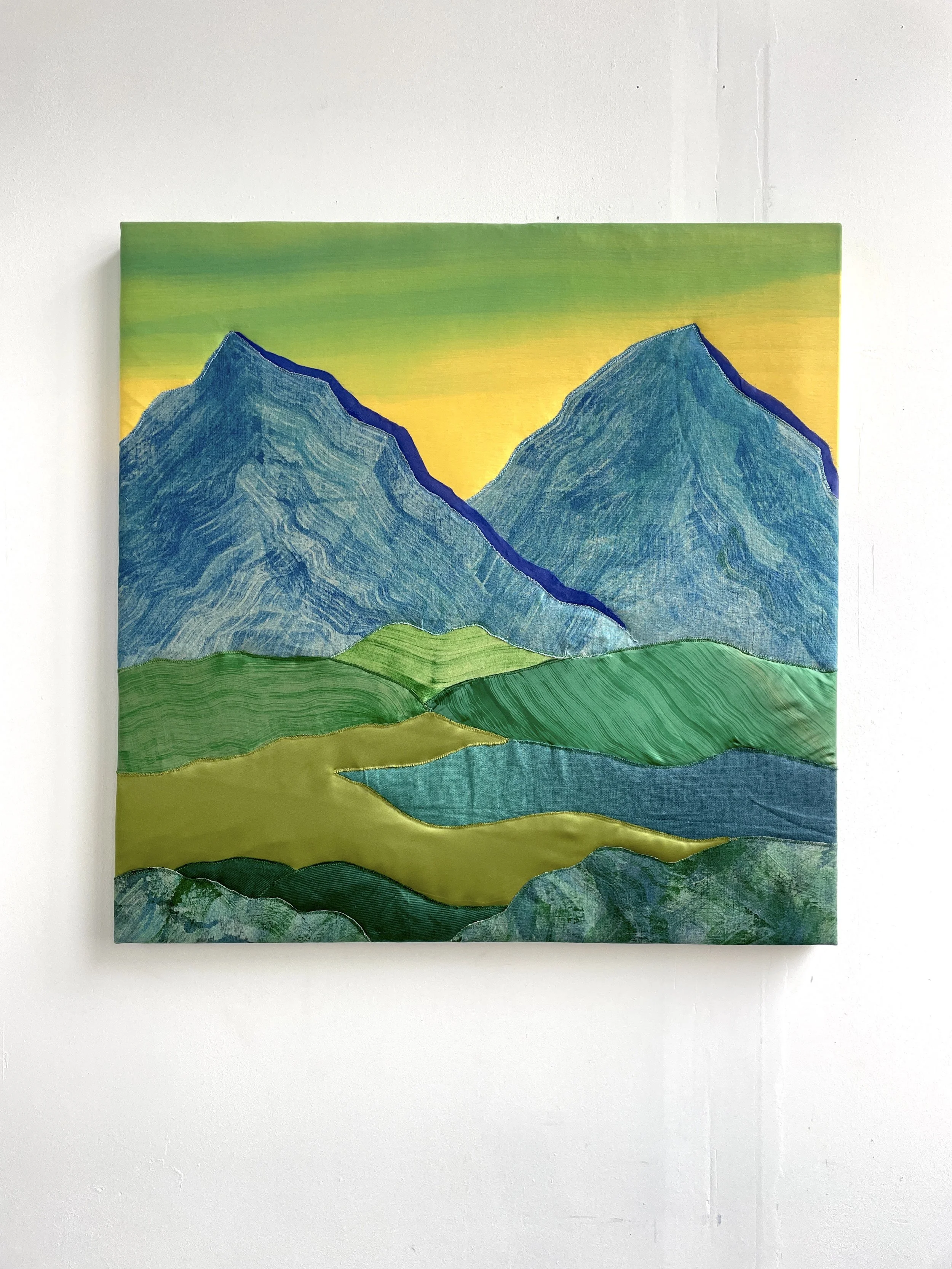 Les jumelles,  80 x 80 cm , assemblage à la main et à la machine de textiles peints et teints et broderie (coton, soie et lin), série 'Nous irons jusqu'au soleil', collection privée