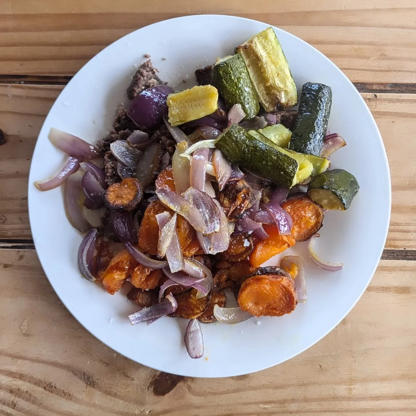 Sunday brunch - a moment to enjoy the most delicious Sunday brunch rustled up. Keeping nutrition simple, always. 

Wagu beef, slow roasted sweet potato, red onion &amp; courgette. Drizzled with some cold pressed olive oil. 

It's certainly been a ver