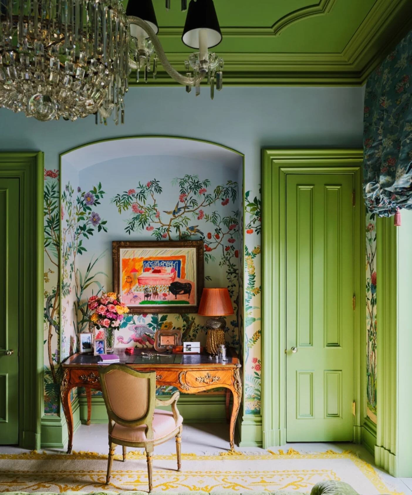 🌿Absolute sights in the @archdigest feature of @lilyallen and @dkharbour Brooklyn townhouse. 
We&rsquo;re taking inspo from their floral mural in our latest article up on the Sulis Studio. Read now! ✨LINK IN BIO✨

.
.
.
.
#interior #lilyallen #archi