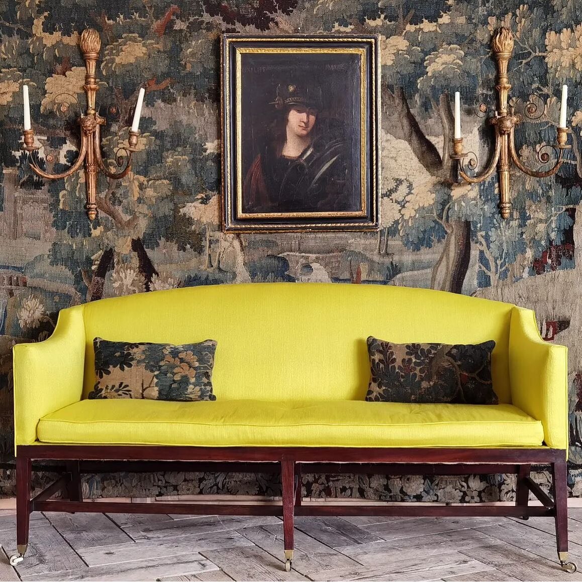 🍋The combo of the verdure tapestry and the eye watering yellow has us salivating! Punchy styling by the ever daring @brownrigguk in their beautiful Tetbury shop. 

.
.
.
#muralpainting #verdure #verduretapestry #tapestry #tapestries #yellow #sofa #s