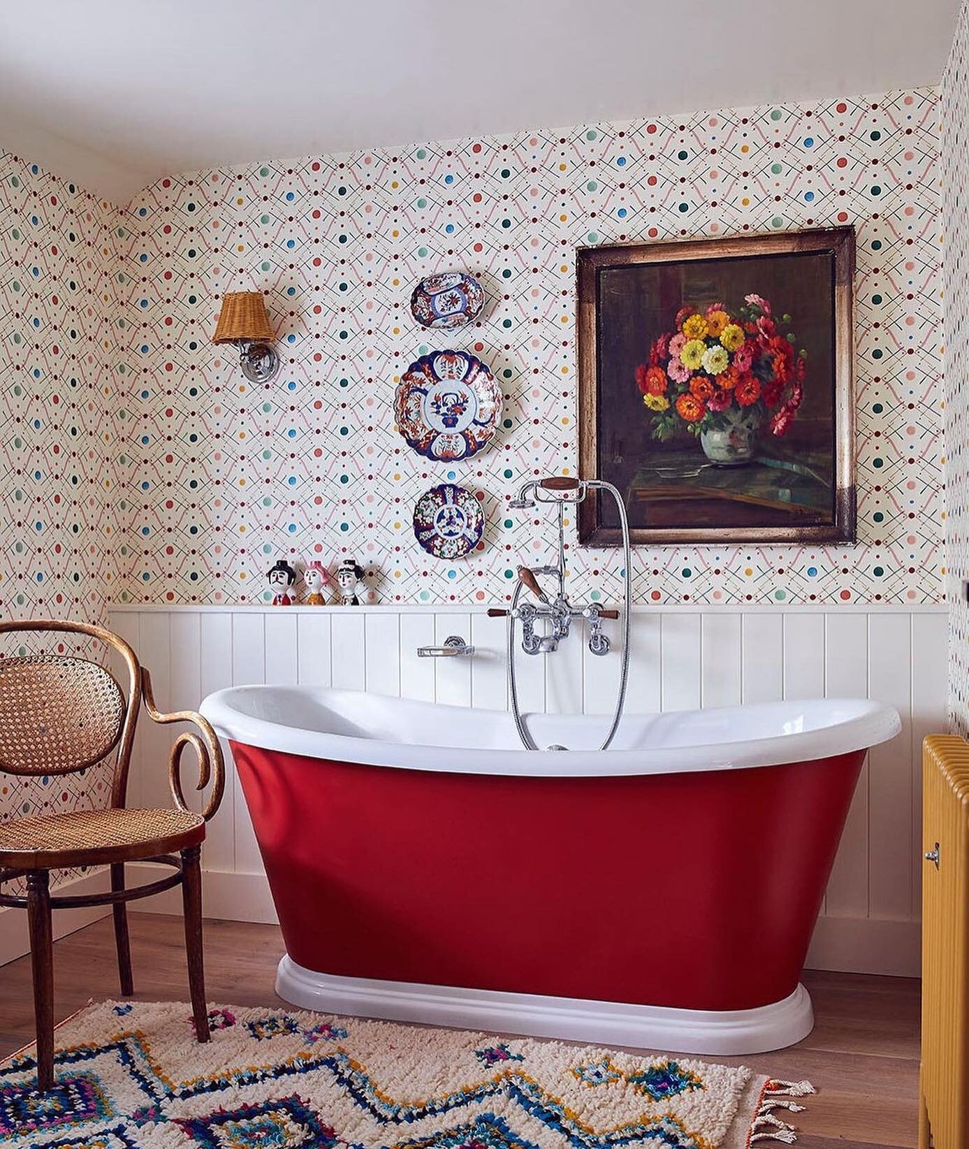 🐞🛁Ladies and gentlemen&hellip; This bath! It&rsquo;s a winner! And of course a sterling performance from this @ottolinedevries wallpaper in @sophierobinsoninteriors bathroom!

.
.
.
.
#ottolinedevries #bathroominspo #bathroom #bathroomdecor #wallpa