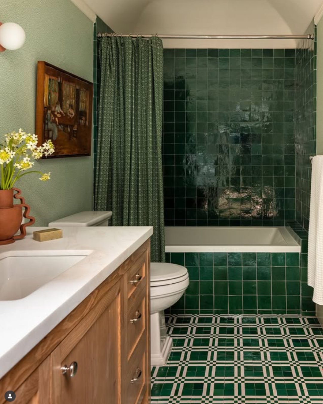 We're big fans of all shades of green and this beautiful bathroom by @megan.eisenberg embraces every one of them! 🍏⁠
⁠
#bathroomdesign #colourfulinteriors #greenbathroom #artforbathrooms #buyartonline #vintageinteriors #vintageart