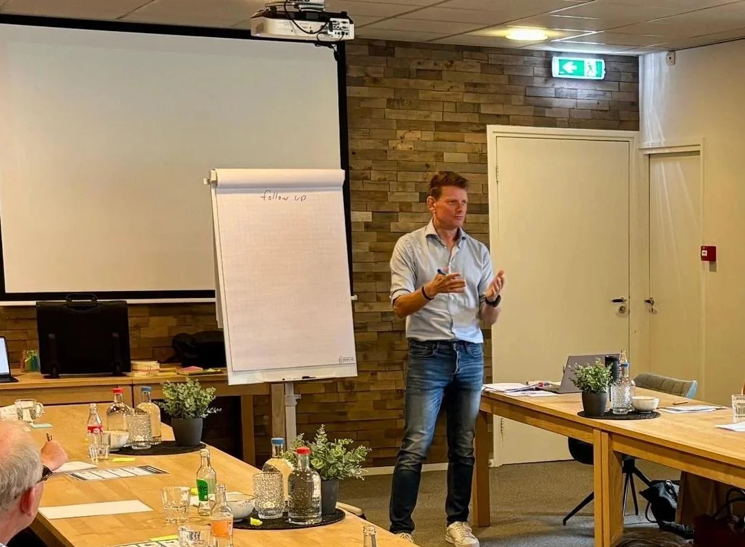 Man staat voor whiteboard