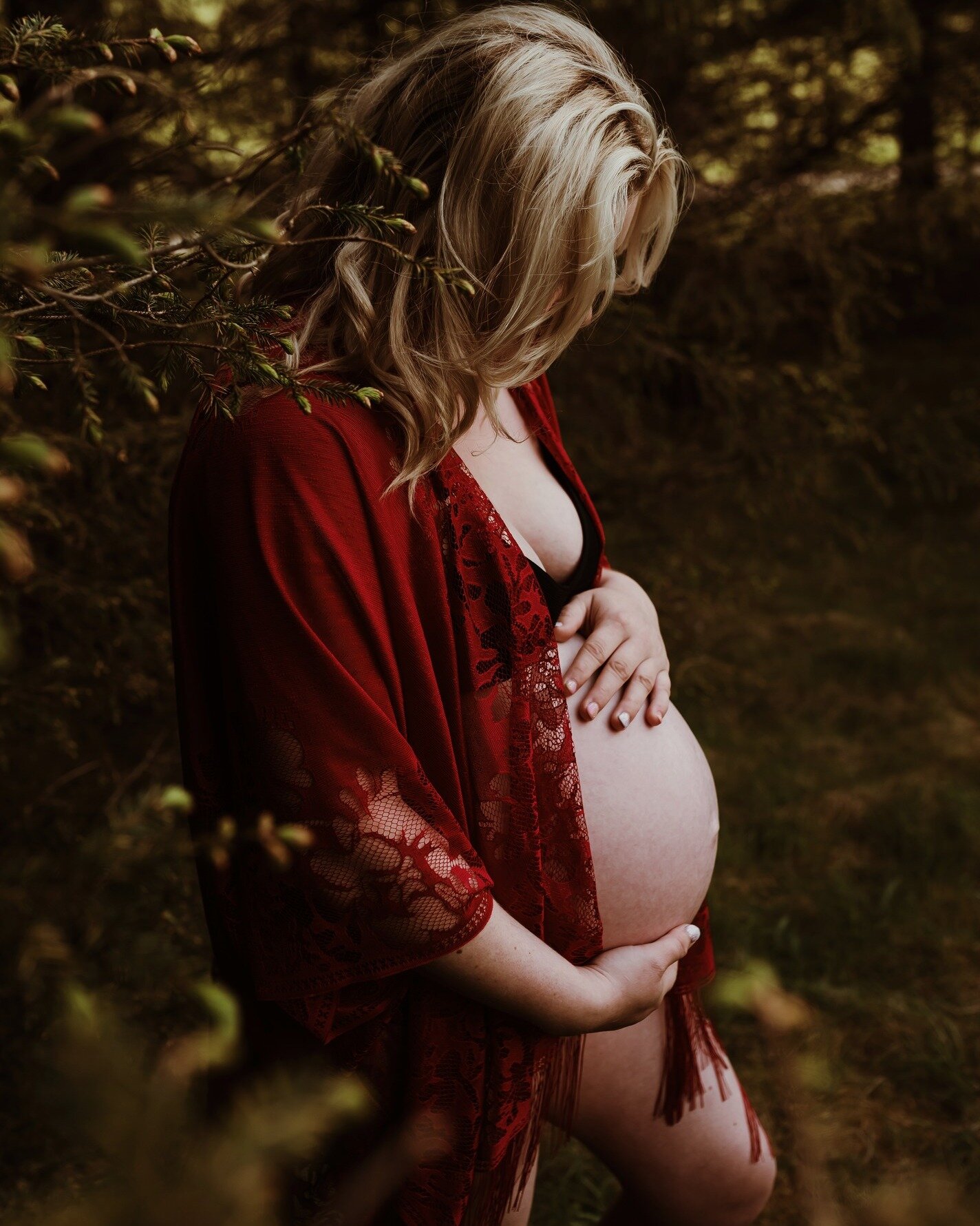 In bloom ❤ I adore taking maternity photos outside, there is something so special about celebrating your pregnancy in nature. I have very limited availability for the final summer sessions to take place in September. Our bodies deserve love and admir