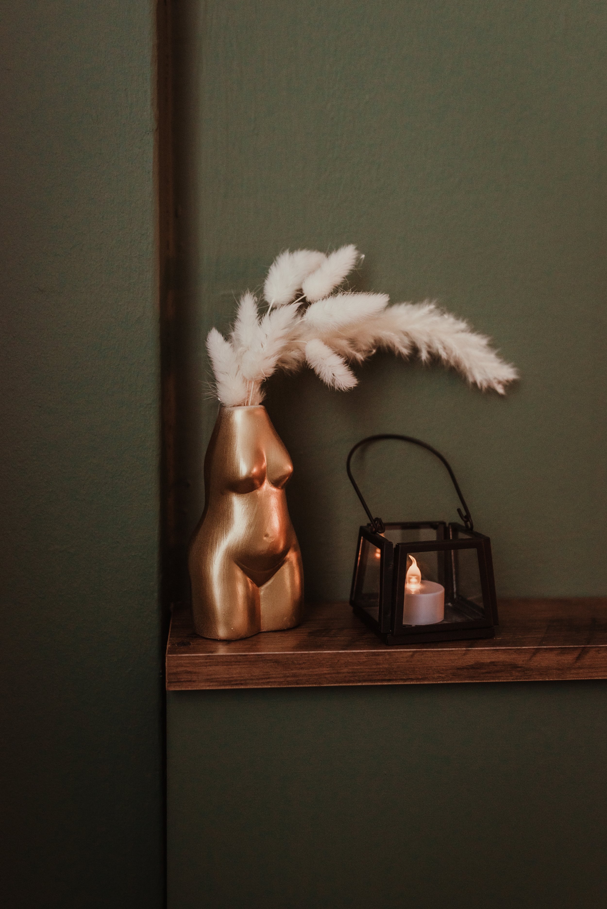 Golden ornament and candle in the warm photography studio of Marieke Captures