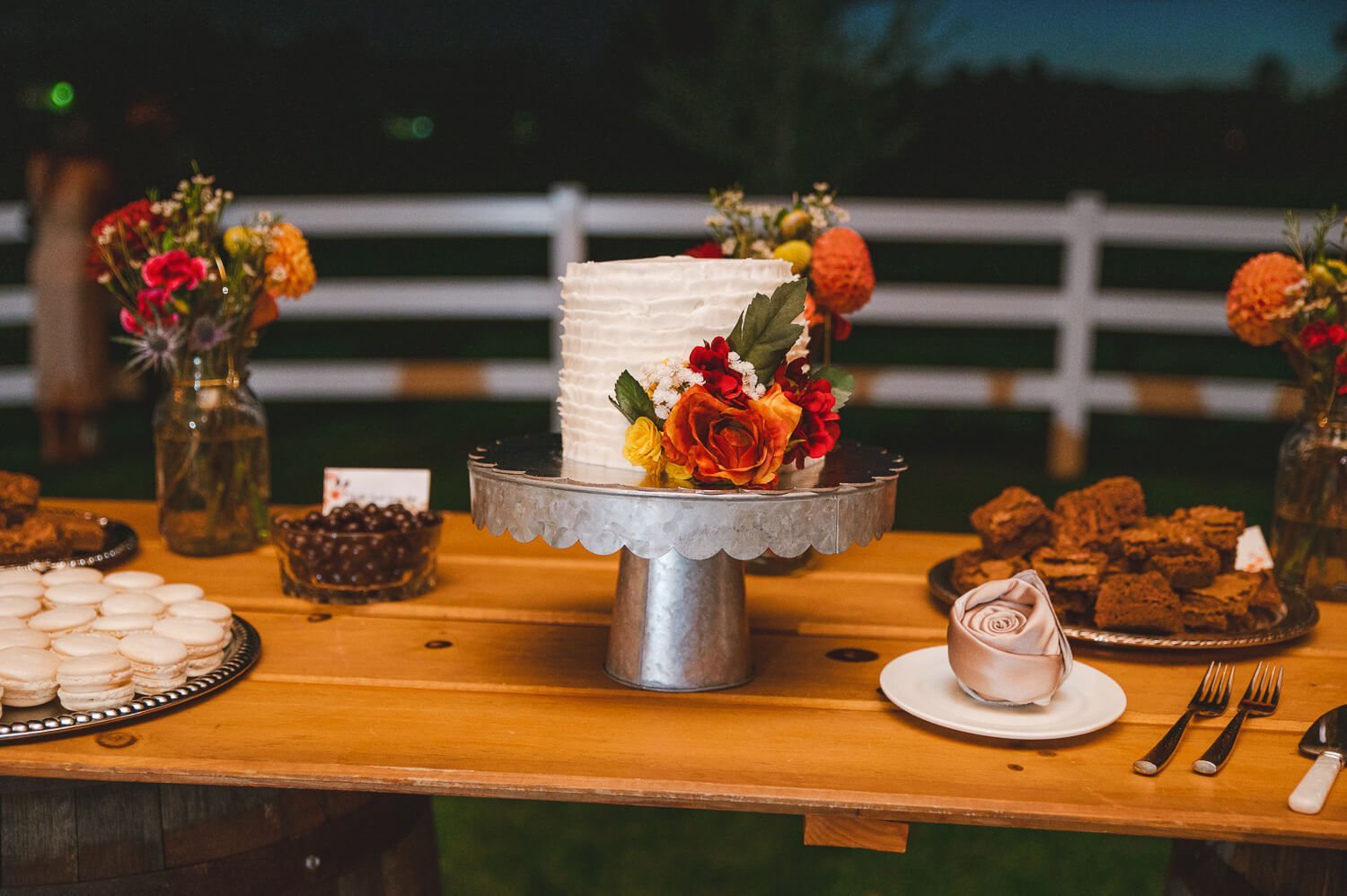 the-barn-at-raccoon-creek-wedding-cake.jpg