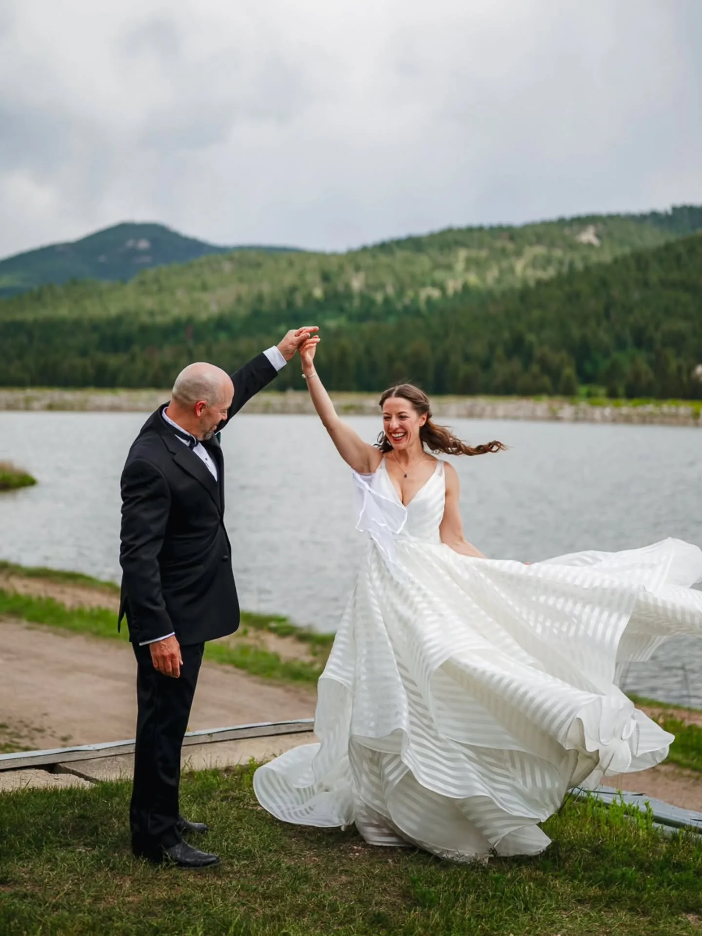 So hold my hand, I'll take you everywhere, anywhere you want to go
.
.
.
#weddingsongs #barnweddings #coloradoweddingphotographer #coloradoweddingvideographer #coloradoweddings