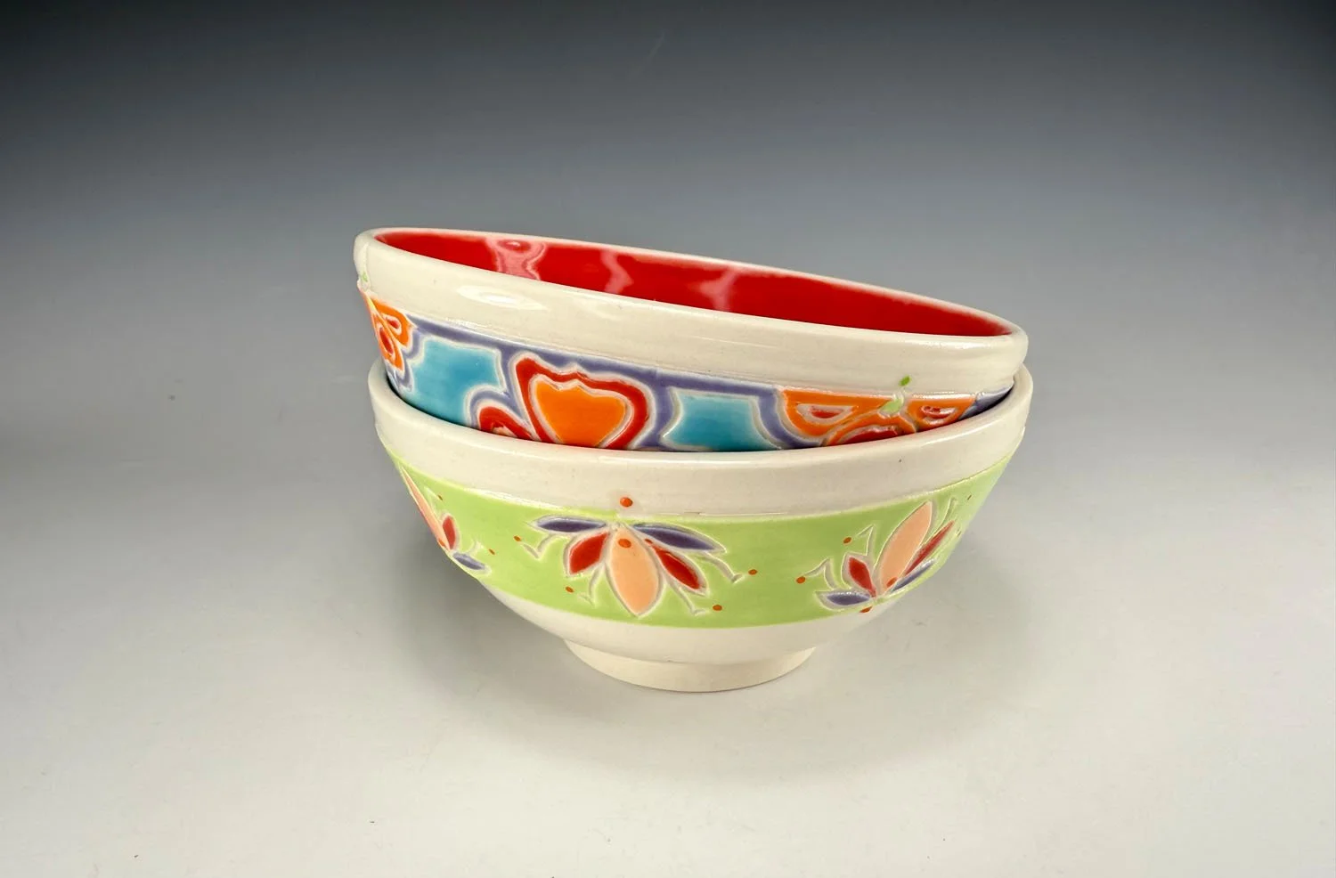 Porcelain 2 bowl snack set w red liner and carved outer designs