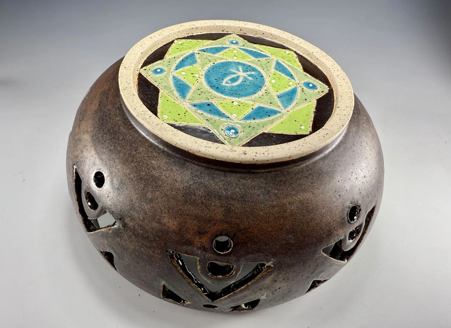 Bottom design of Cutout bronze stoneware bowl