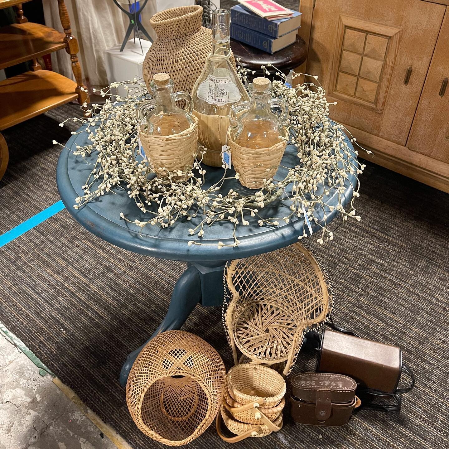 We love how buying vintage and thrifted not only allows us to find super unique items but also helps keep textiles and other home goods out of landfills! @hopethriftboutique will be at our Missoula market on May 6, and their booth will be full of fun