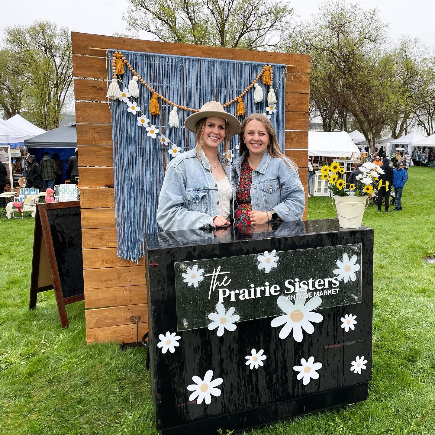 ✨Thank you, thank you, thank you✨

We had such a wonderful time at Fort Missoula yesterday! The rain did not stop our shoppers from showing up ready to find all the amazing vintage and handmade items. 

To our shoppers, vendors, helpers and venue, we