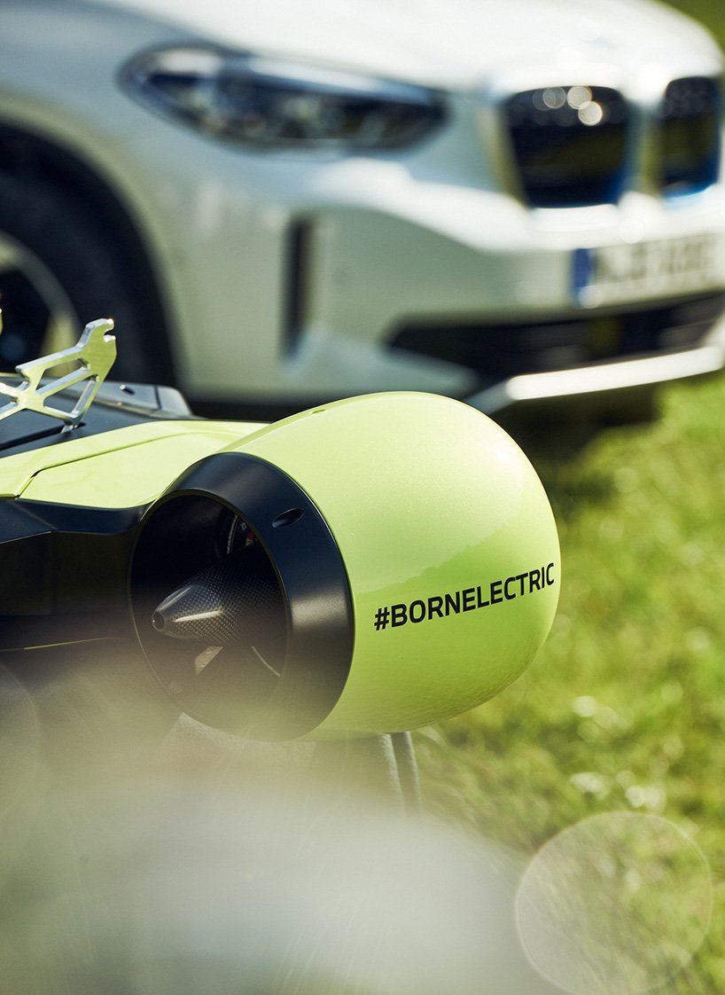 BMW-electrified-wingsuit-designboom-006.jpg