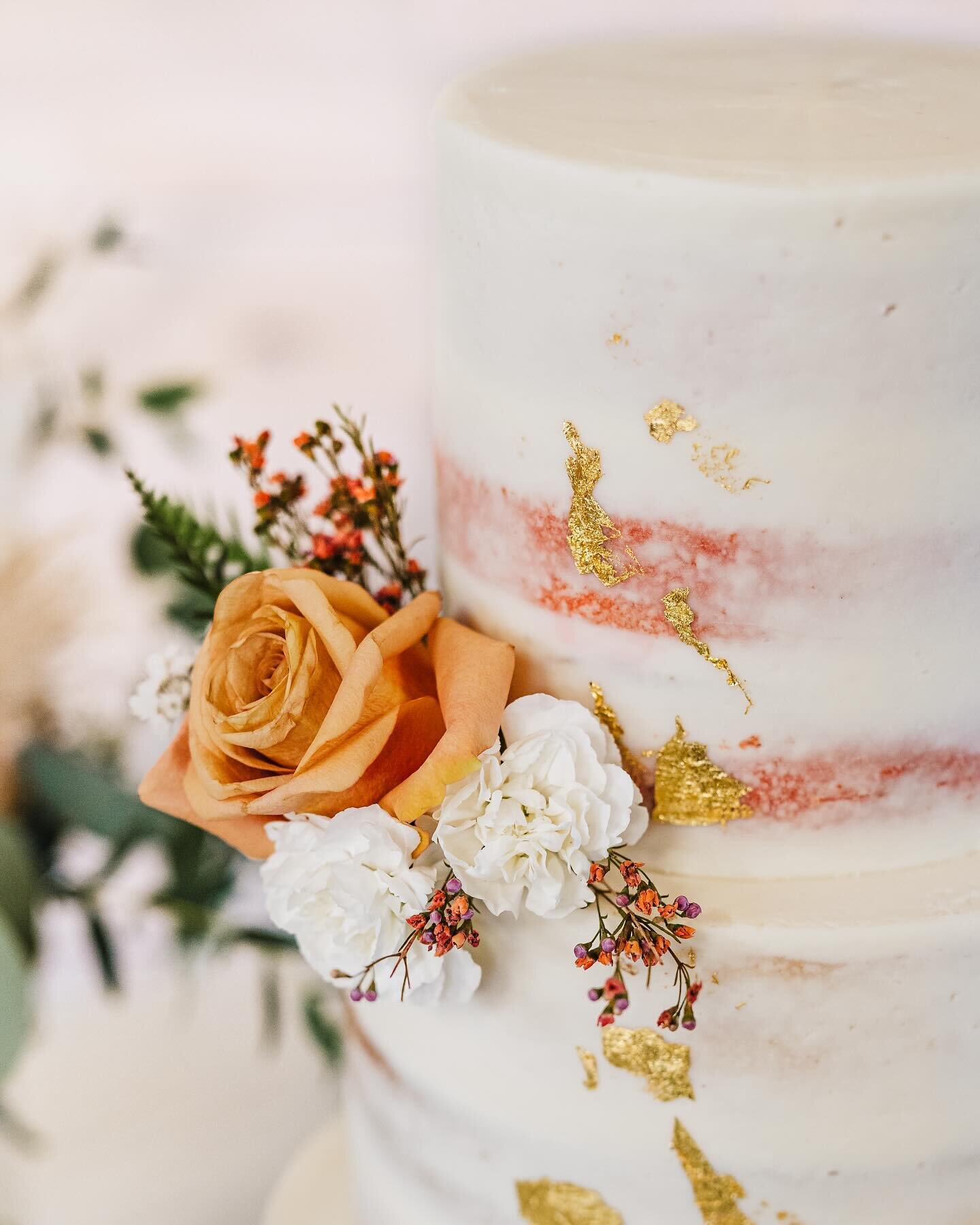 Its the Gold Flakes for me ✨🤩

This was such a beautiful ans delicious cake by @cakesbyangelava 🙌🏼🎂

Venue: @cedaroaksweddings 
Planner: @julierupertevents 
Florist: @rosefieldfarm 
Cake: @cakesbyangelava