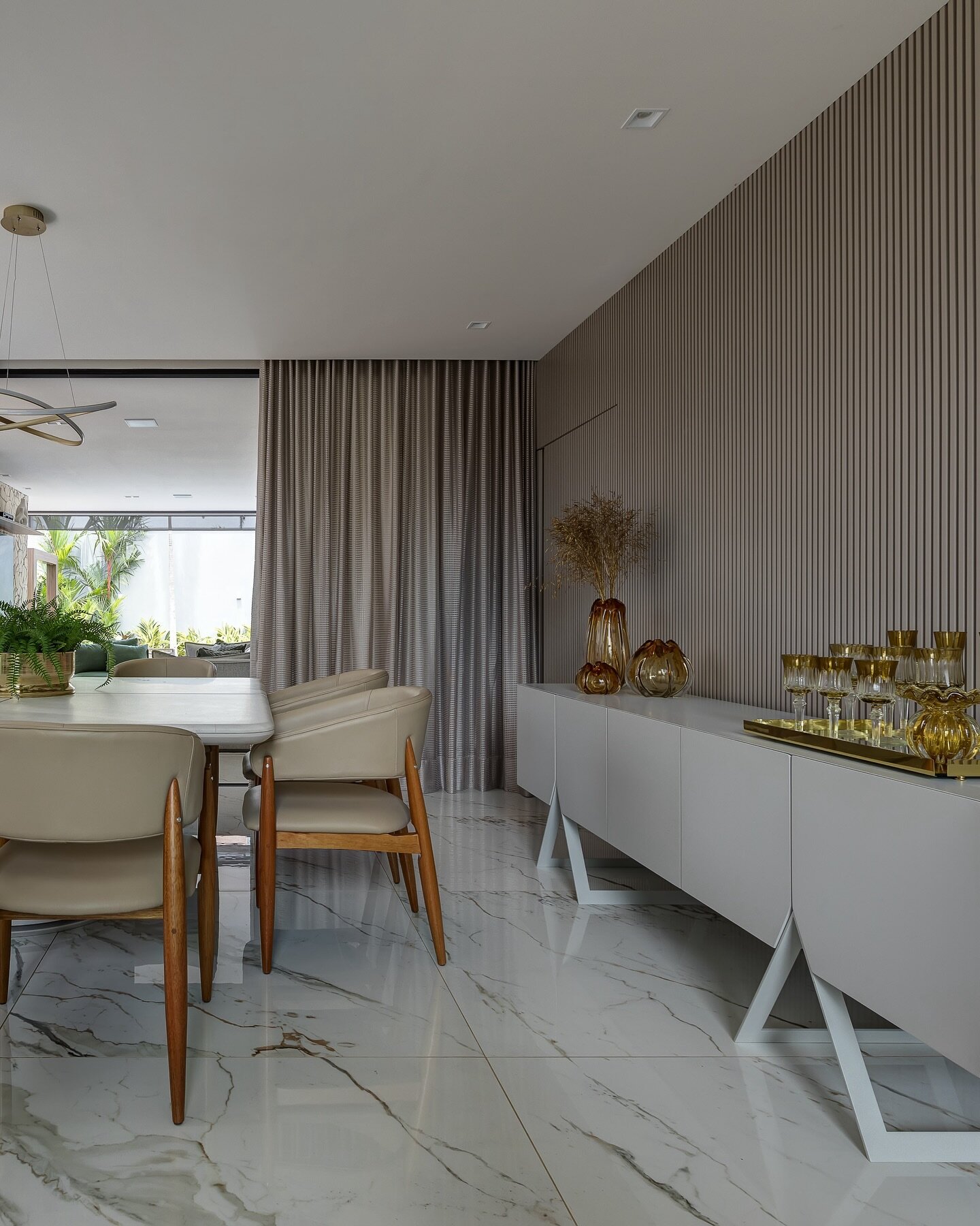 Detalhe da &aacute;rea de jantar, no living  da Casa Cascata.

&mdash;
Detail of the dining area, in the living room of Casa Cascata.

.
Veja mais em: pinheiromartinez.com
.
Fotografia: Rodrigo Melo (@rodrigomelofoto) 

&bull; TAGS
#ProjetoPinheiroMa