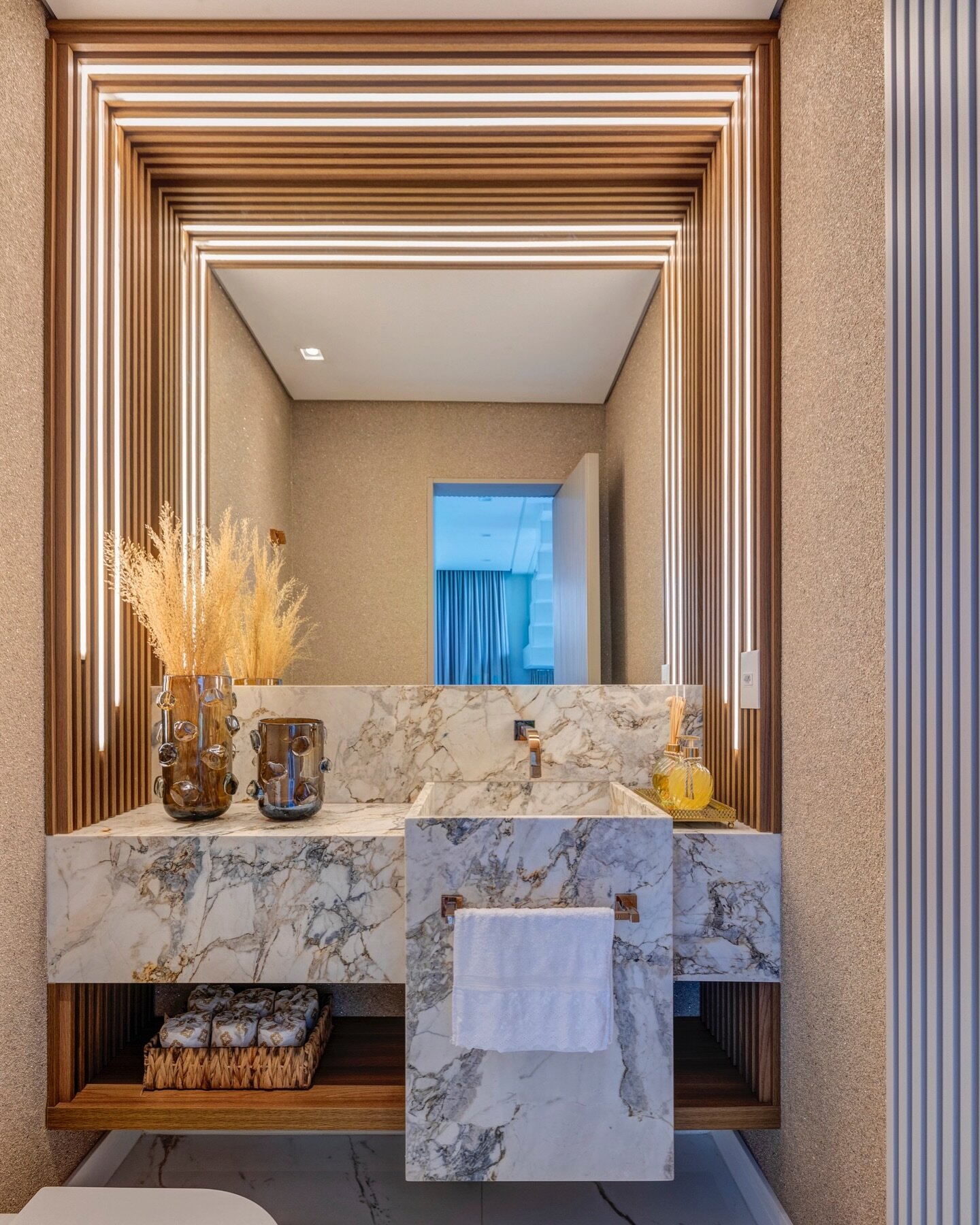 Um lavabo para se inspirar!

&mdash;
A bathroom to inspire you.

.
Veja mais em: pinheiromartinez.com
.
Fotografia: Rodrigo Melo (@rodrigomelofoto)

&bull; TAGS
#PinheiroMartinez #PinheiroMartinezArquitetura #ProjetoPinheiroMartinez #CasaBemProjetada