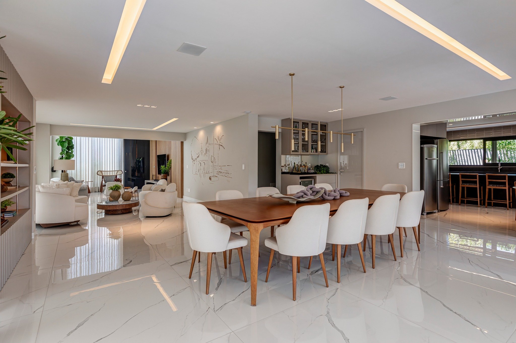 Na reforma da Casa MaR, ampliamos ainda mais a &aacute;rea do living e criamos um espa&ccedil;o de jantar integrado com o estar e com a cozinha. 
A ambienta&ccedil;&atilde;o neutra e com bastante luz natural, deixou a sala elegante e convidativa.

@b
