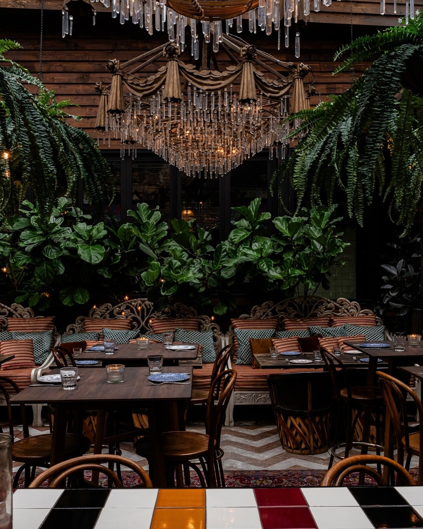 Best room to escape this winter weather 🌱 

@beatnikrestaurants 

#interiors #interiorphotography #restaurantphotography #restaurantdesign #chicagophotographer