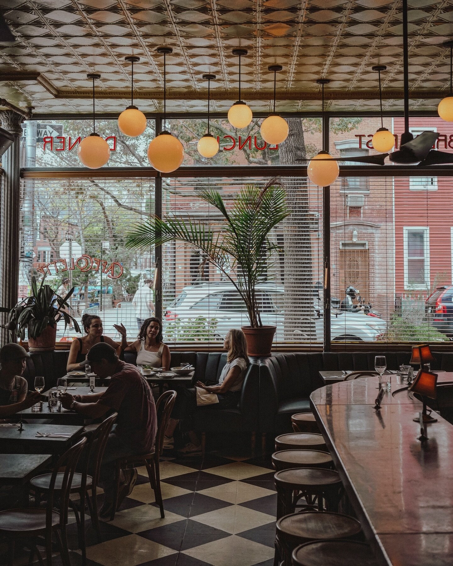 Snapshot of @cafe_colette in Brooklyn from warmer times 📷 ~

#interiors #interiorphotography #restaurantphotography #sonyalpha