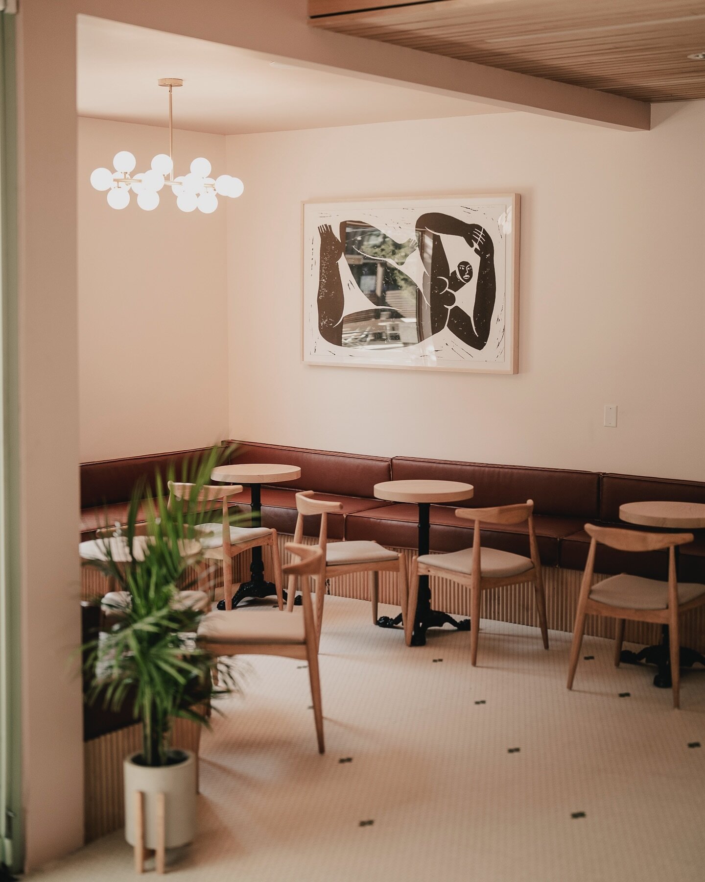 Pretty little vignette from @daydreameraustin ~

#interiors #interiorphotography #restaurantphotography #cocktailbar #austin