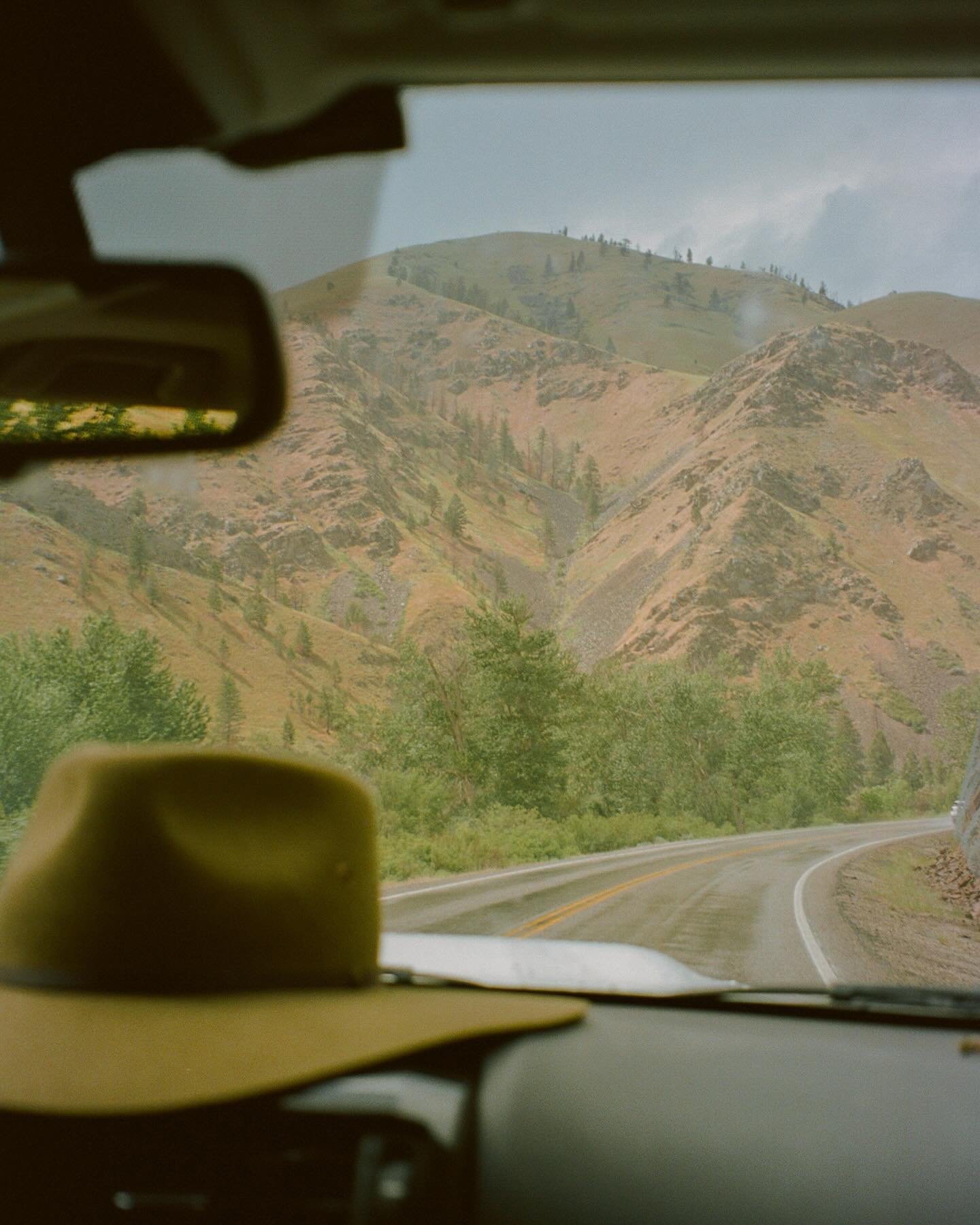 road trippin' ⛰️ mountain views, highway pee stops, changing clothes in town, welcome signs, a fully packed car of people playing contact for hours and some suffering from motion sickness (me). #35mm