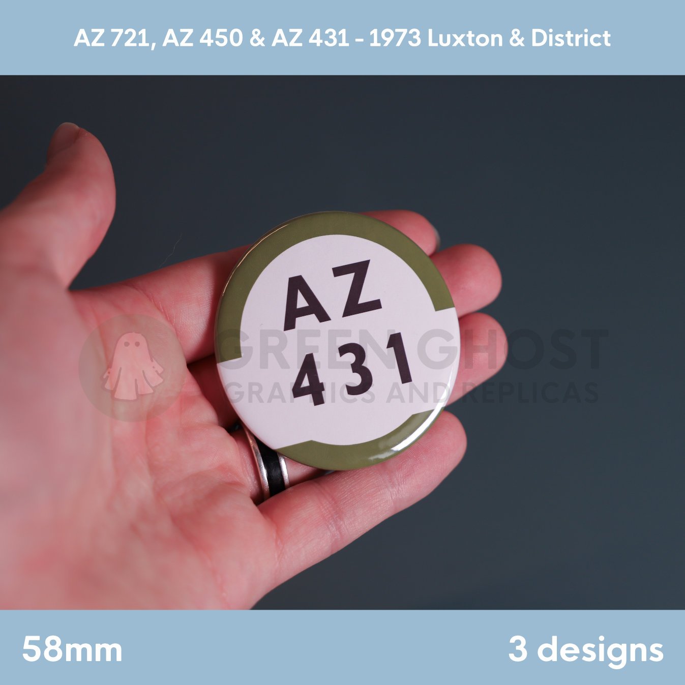 A round white badge with an olive‑green border and the text “AZ 431” held in a hand against a dark grey background.
