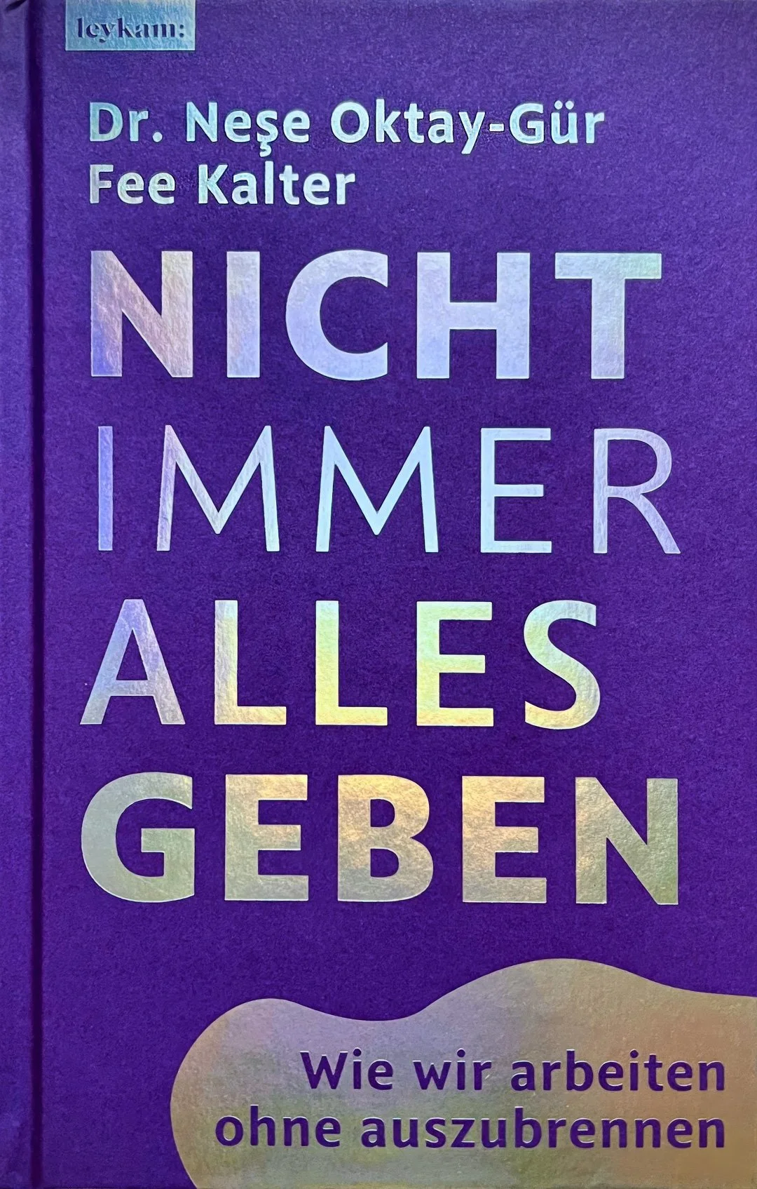 Cover design for Dr. Neşe Oktay-Guer, Nicht immer alles geben, Leykam