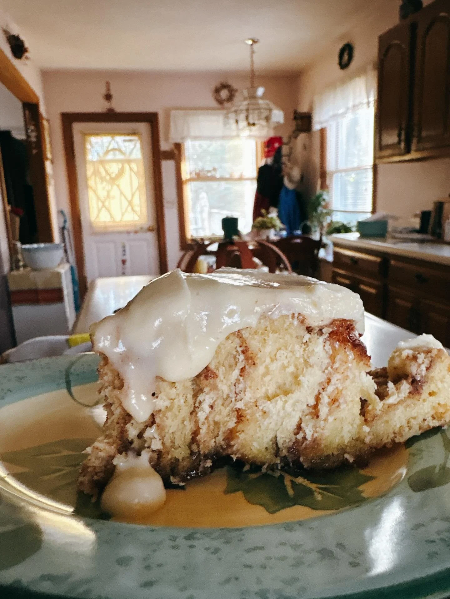 Happy Thanksgiving everyone!! To all who placed orders I hope you enjoy!! We will be closed today and Friday. I enjoyed an extra cinnamon roll this morning to celebrate🦃🥧 #thanksgiving #cinnamonroll #pies #thesugarchalet #wilbraham