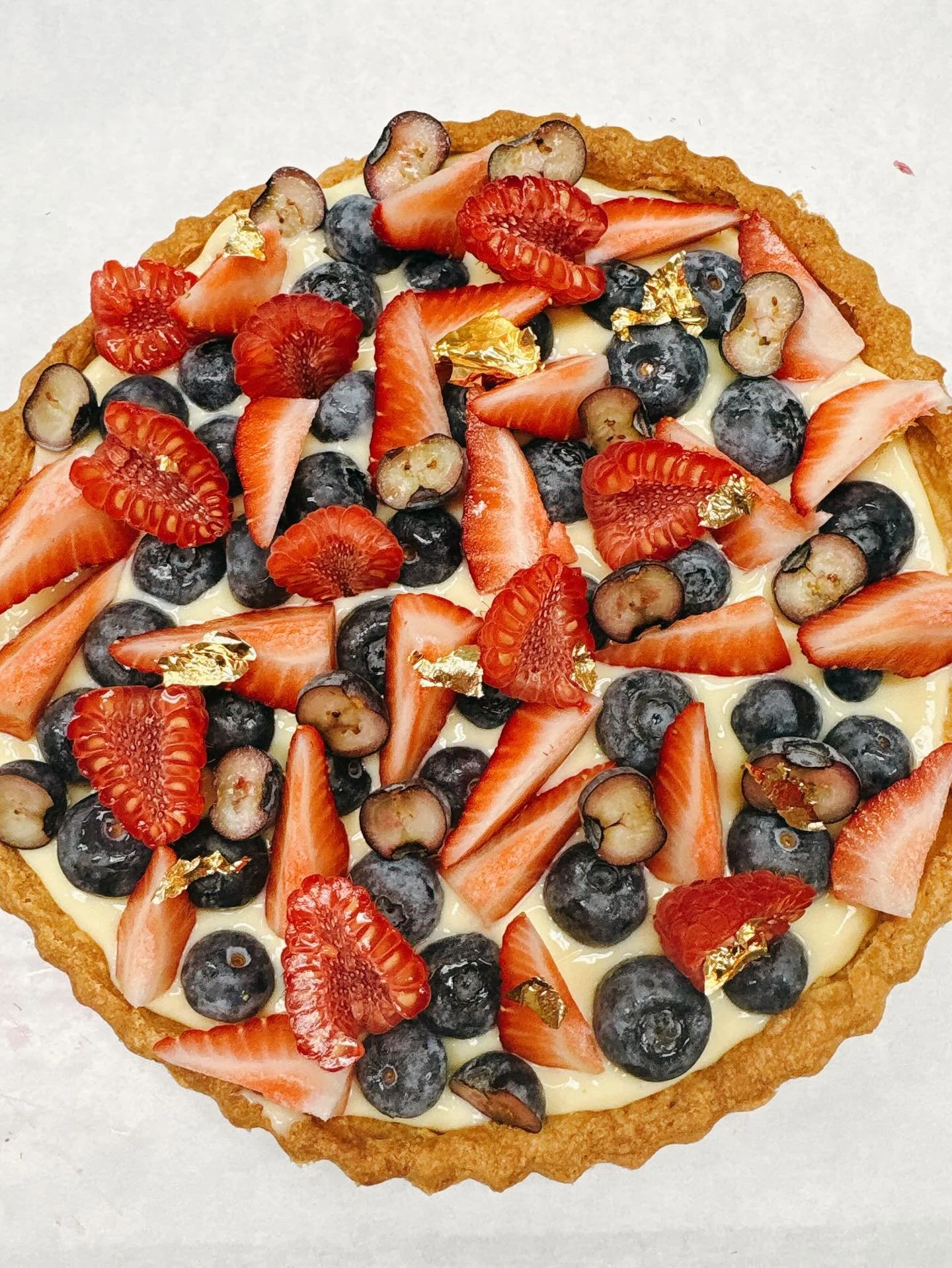 Fresh mixed berry fruit tart! Come try a slice today only🍓🫐 #thesugarchalet #wilbraham #westernmass #bakery #fruittart