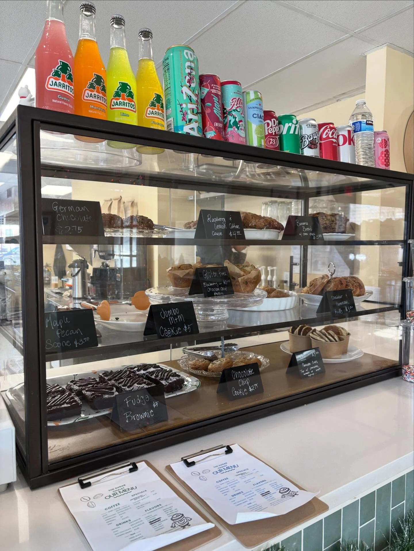 We have a full case today! We will be CLOSED SUNDAY AND MONDAY for the storm for the safety of our staff and customers. We hope to see you today and stay warm this weekend!☃️❄️ #thesugarchalet #westernmass #wilbraham #bakery #brownies