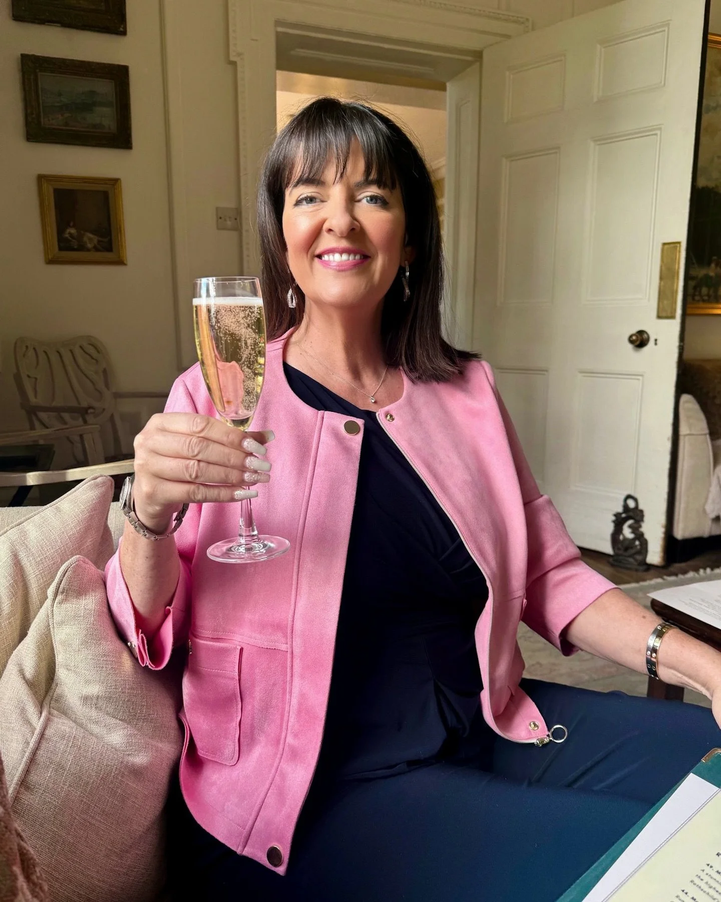 Cheers everyone! 🥂 Had an amazing BIG birthday; a lovely morning with family, a gorgeous boozy lunch at @langarhall and now a relaxed evening at home 💜 Very grateful to be happy and entering my next decade&hellip; here&rsquo;s to being 60! 🤩 

[KL