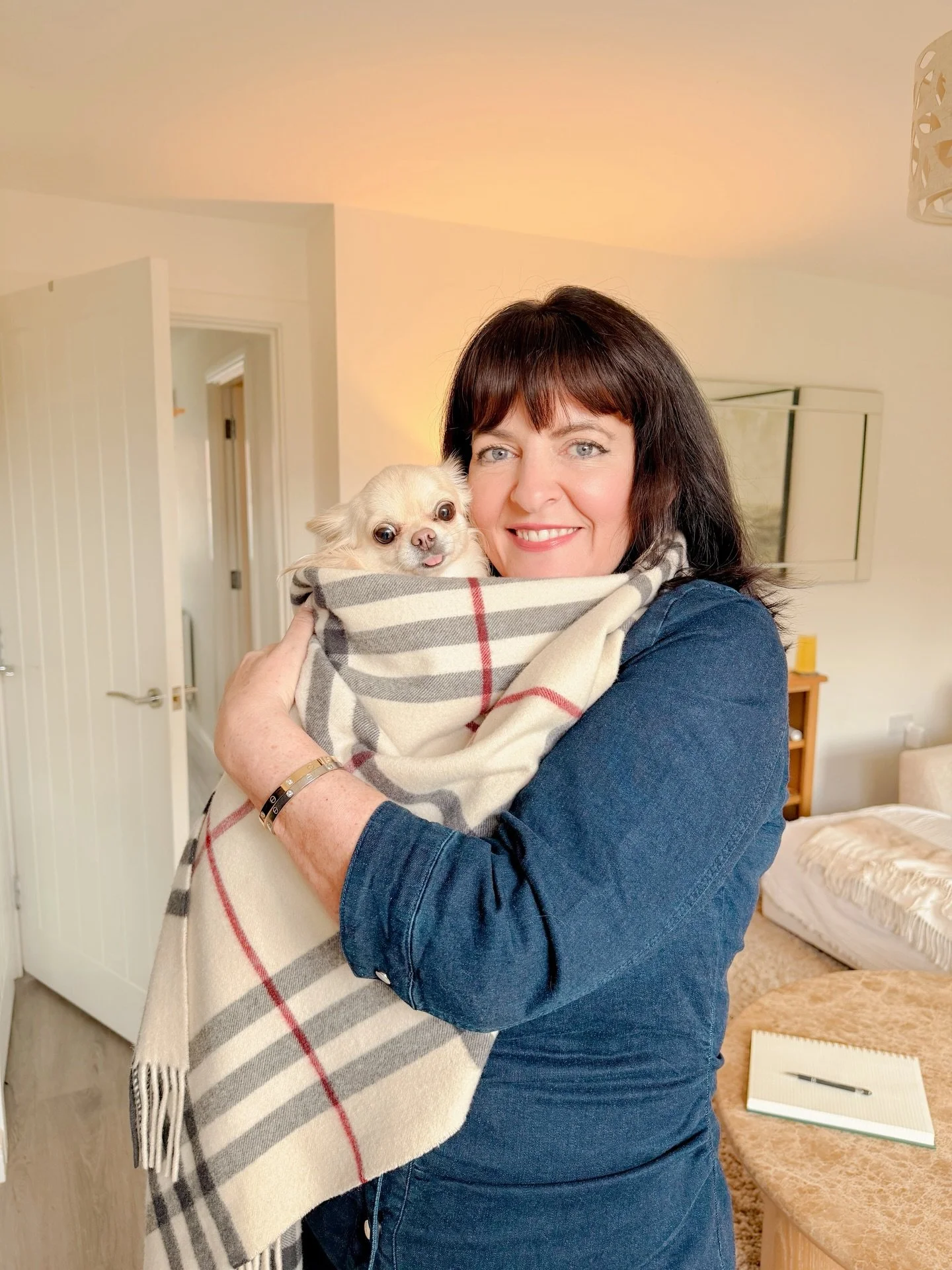 Hope you&rsquo;re all having a good start to the week&hellip; Dolly &amp; I are hiding away from this cold, rainy day! ☔️ 

(KL Slater, Nottingham)