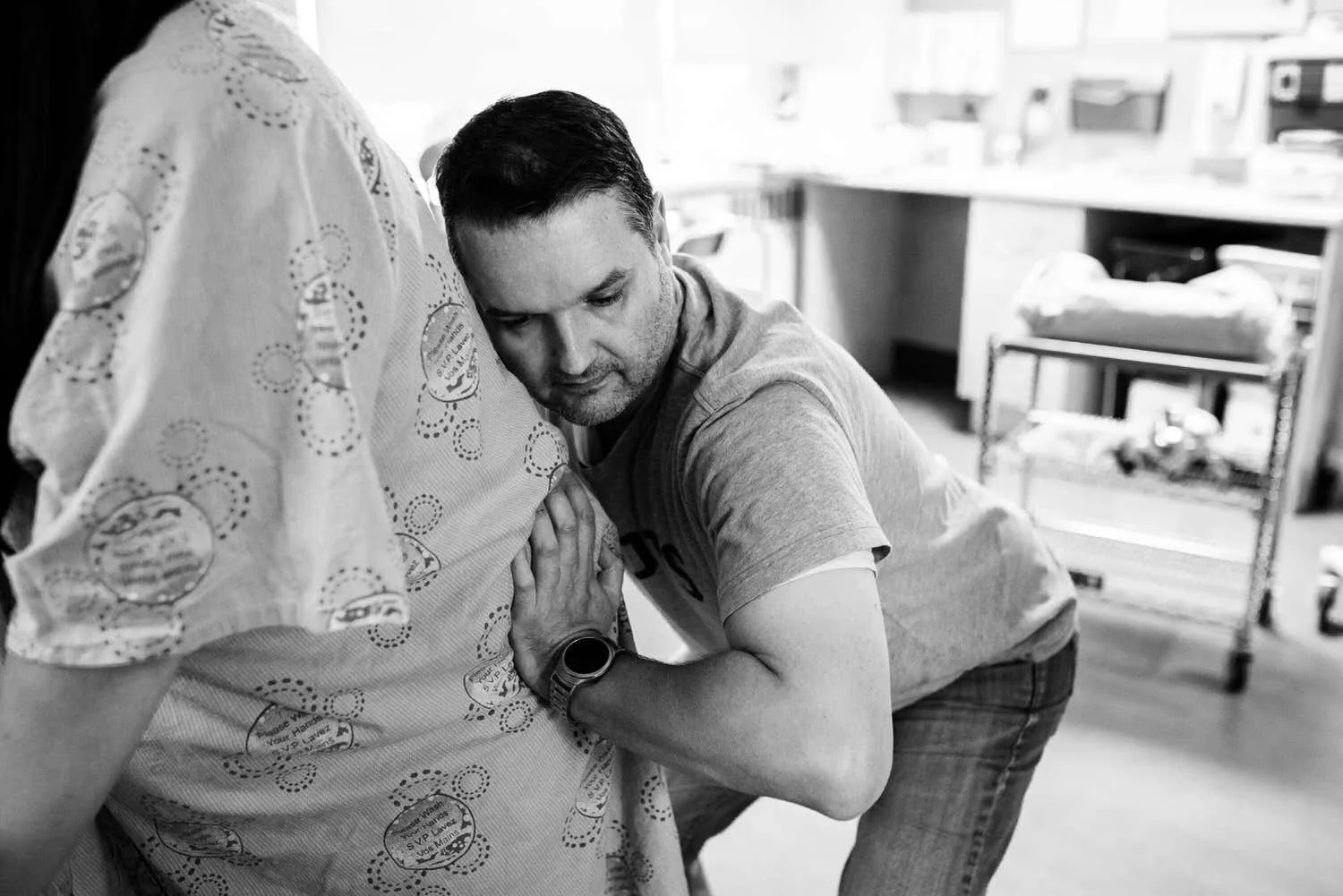 Ottawa dad supporting mom during labour with hip support at Civic Hosptial.