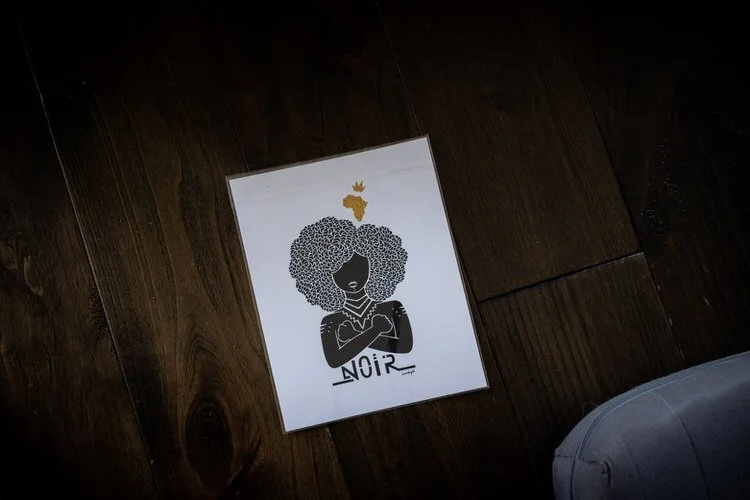 Beautiful art and inspiration surrounds mom while she is in labour at home in Ottawa during birth.