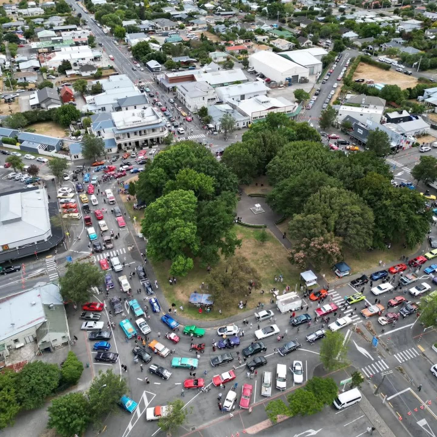 @cruisemartinborough is onnnnn!!!!

Bring your umbrella and come on down to view some stunning cars. 

We're open for gourmet burgers, @makikihifries and American hotdogs. As well as real fruit ice cream 🍦 😋 

Find us parked up on the Martinborough