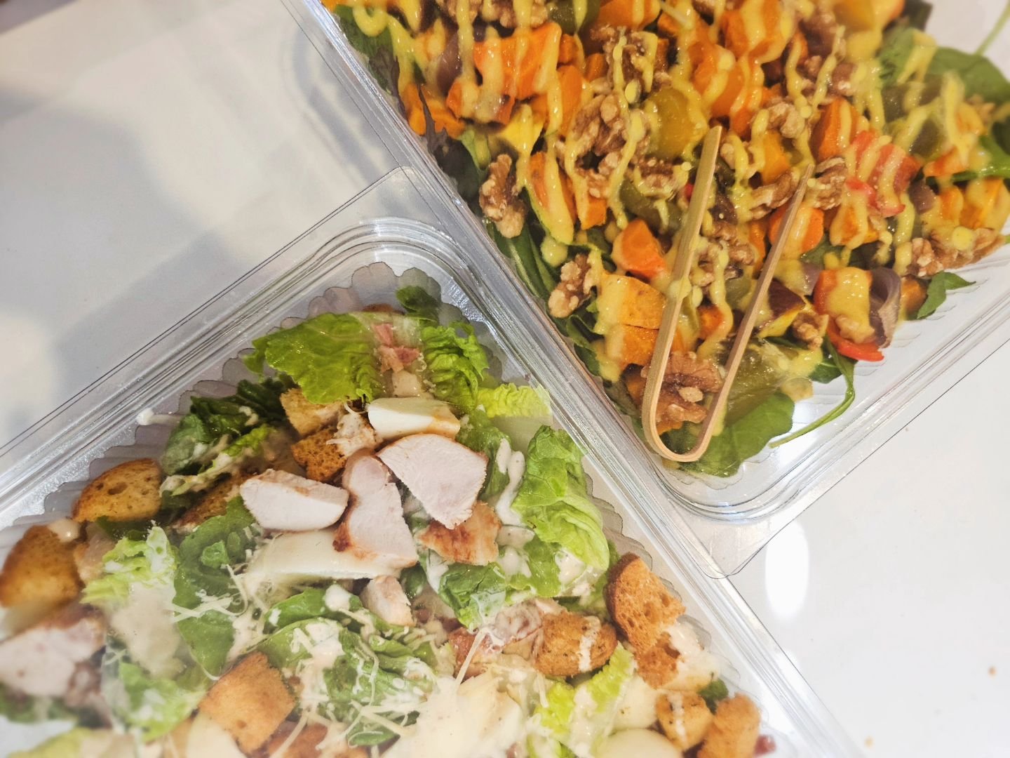 Enjoy the freshness of our vibrant salads! 🥗 Whether as a standalone meal or paired with our irresistible finger foods, they're a must-have for any occasion. Bring the garden-fresh goodness to your backyard events. 🌿