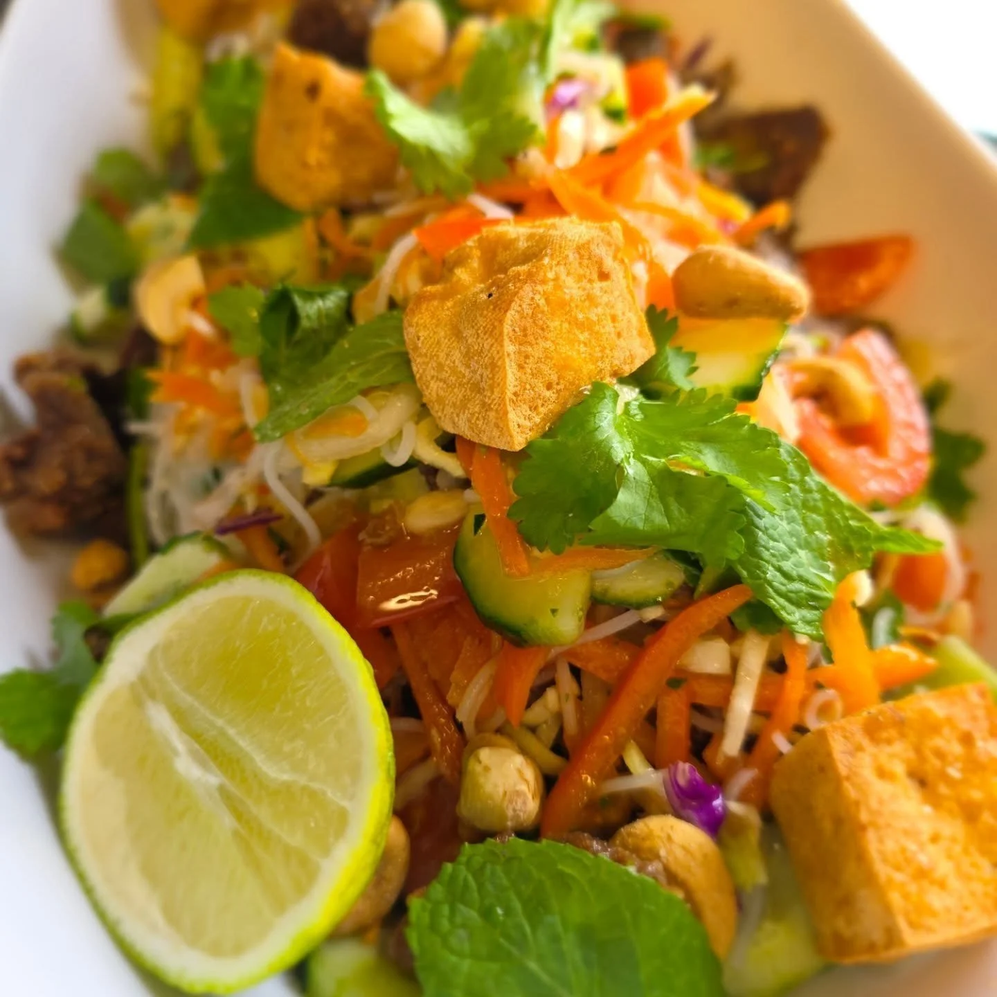 Did you know we do family-style salads AND mini walk &amp; fork options? 🥗✨

Perfect for office lunches, team meetings or events &mdash; available as generous share platters or individual mini portions.

Fresh, vibrant, and made daily at EJK.

✔️ Co