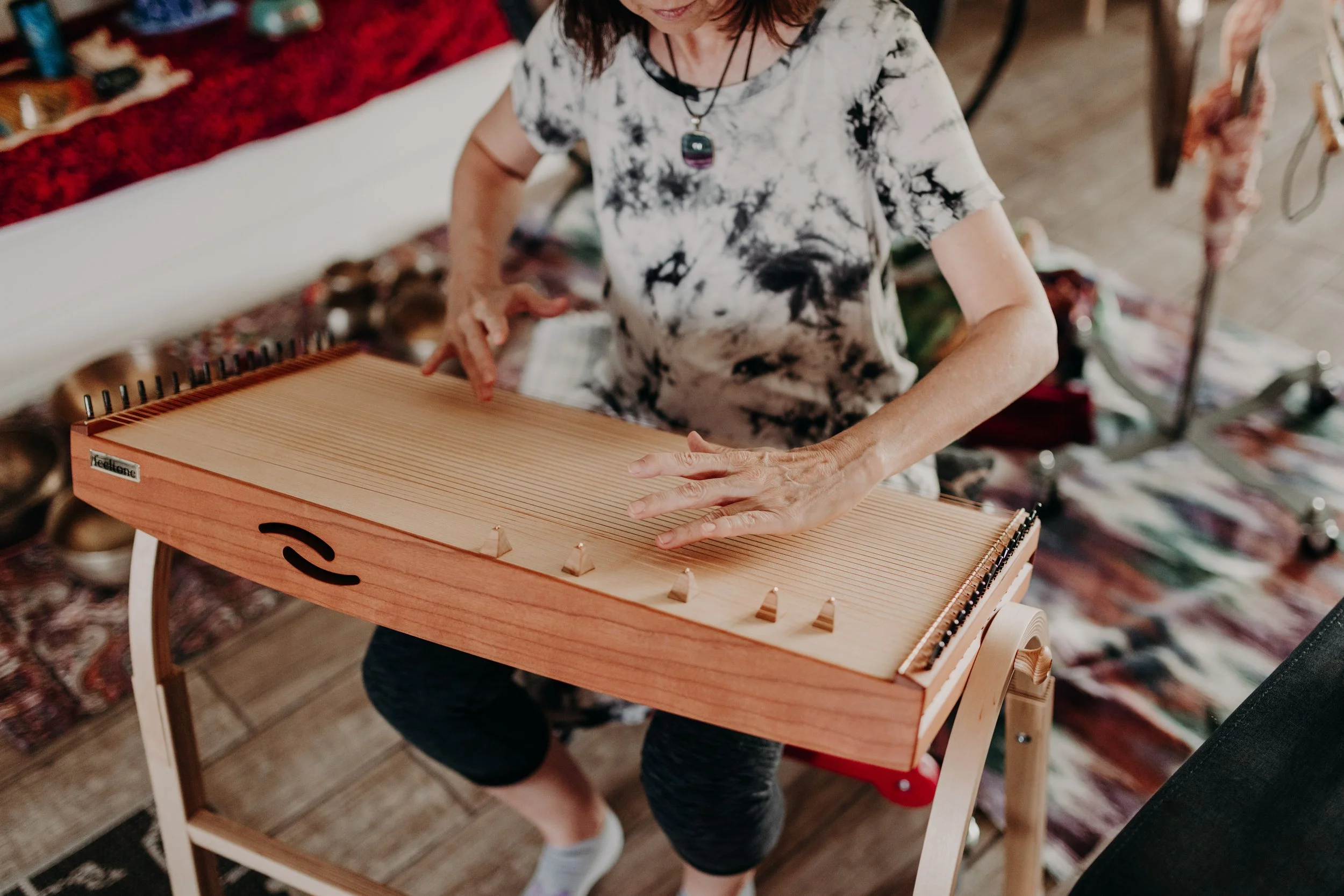 suzanne playing the monochord