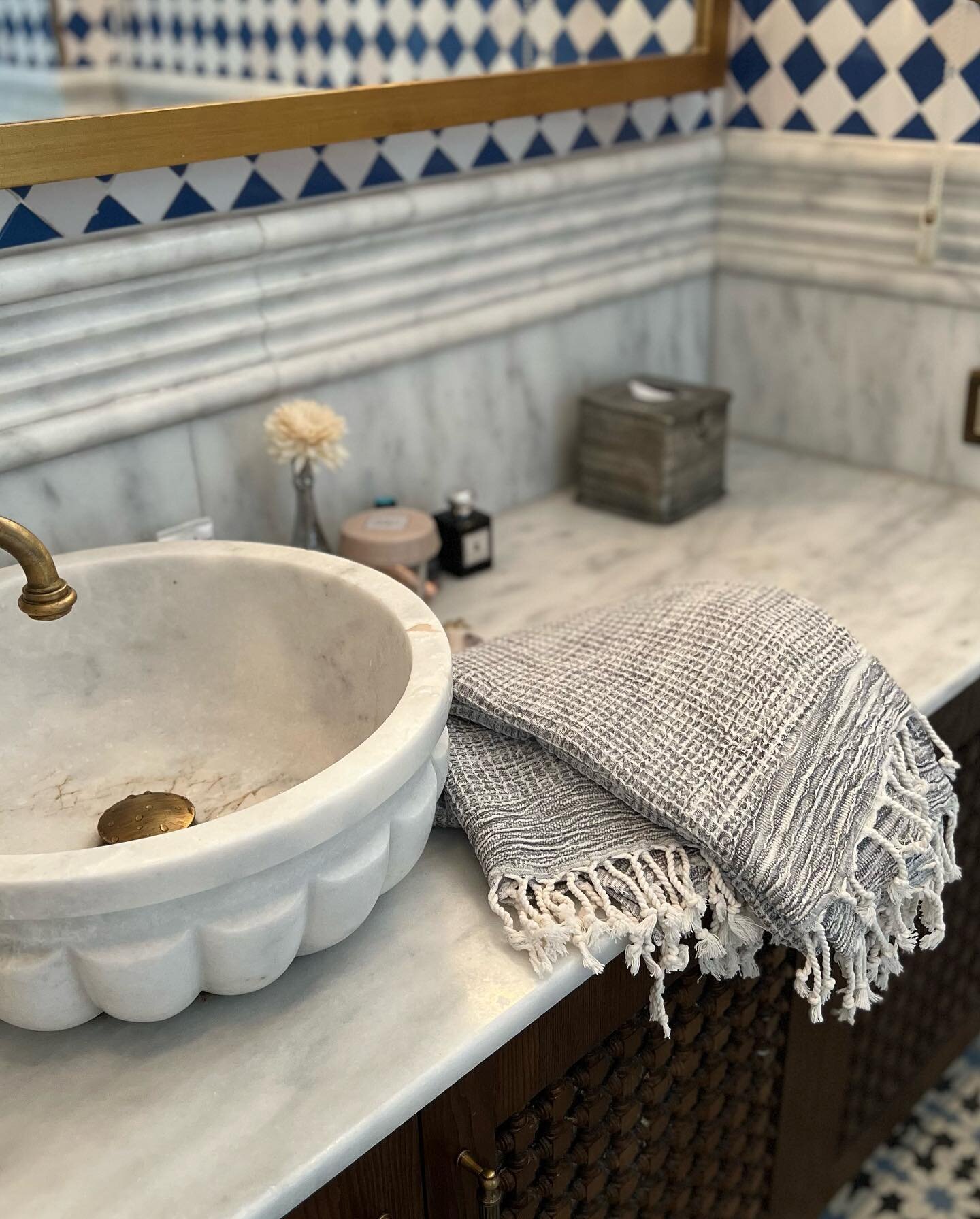 Our new waffle weave collection is cushiony soft and super absorbent. With all of the beautiful colors we have, as well as crisp white, your bathroom will look and feel like a luxurious spa. 🛁 🧖🏼&zwj;♀️
.
.
.
.
.
#turkishtowel #spa #bath #bathesse