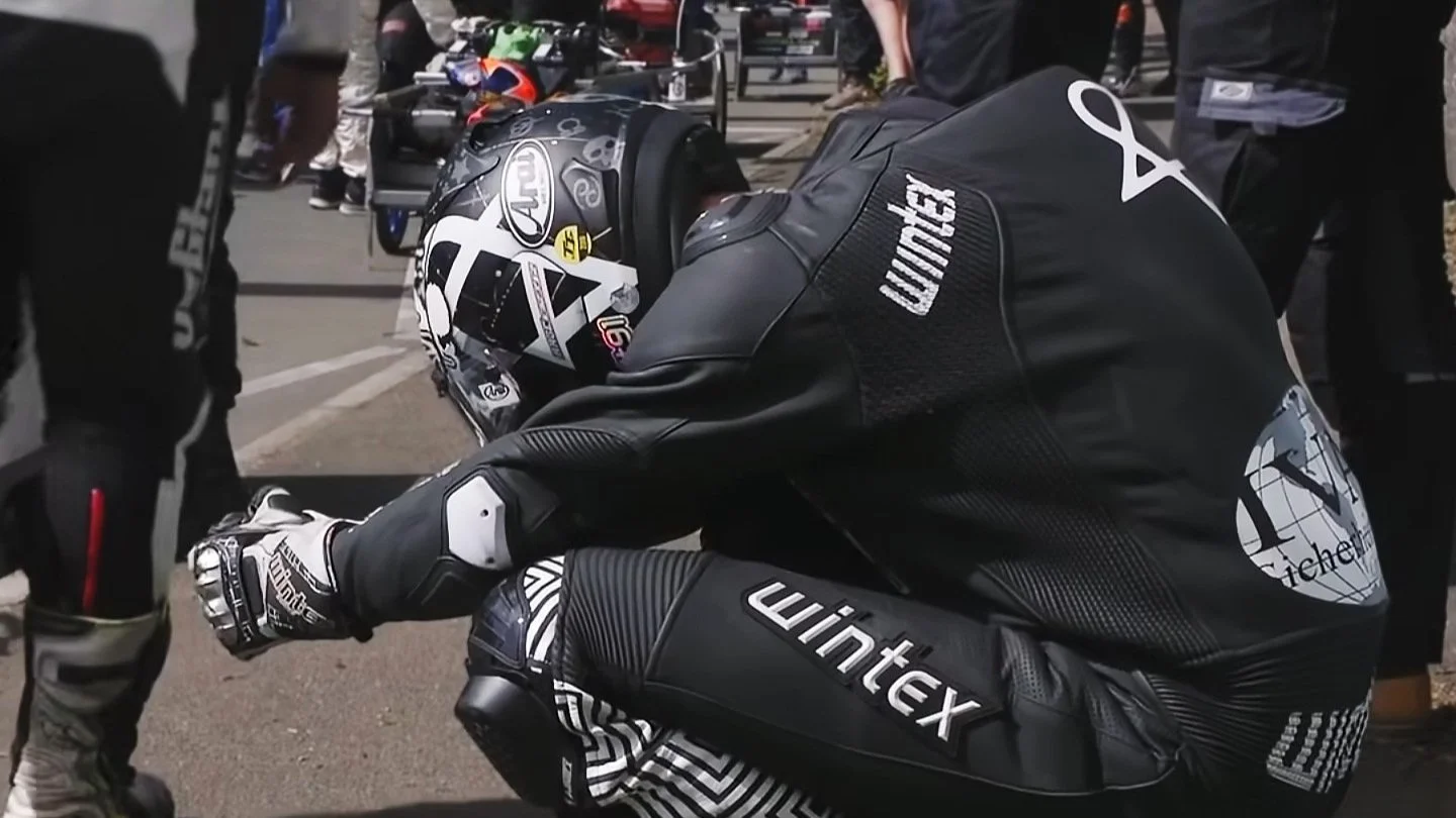 Nicht sterben.  Reportage.