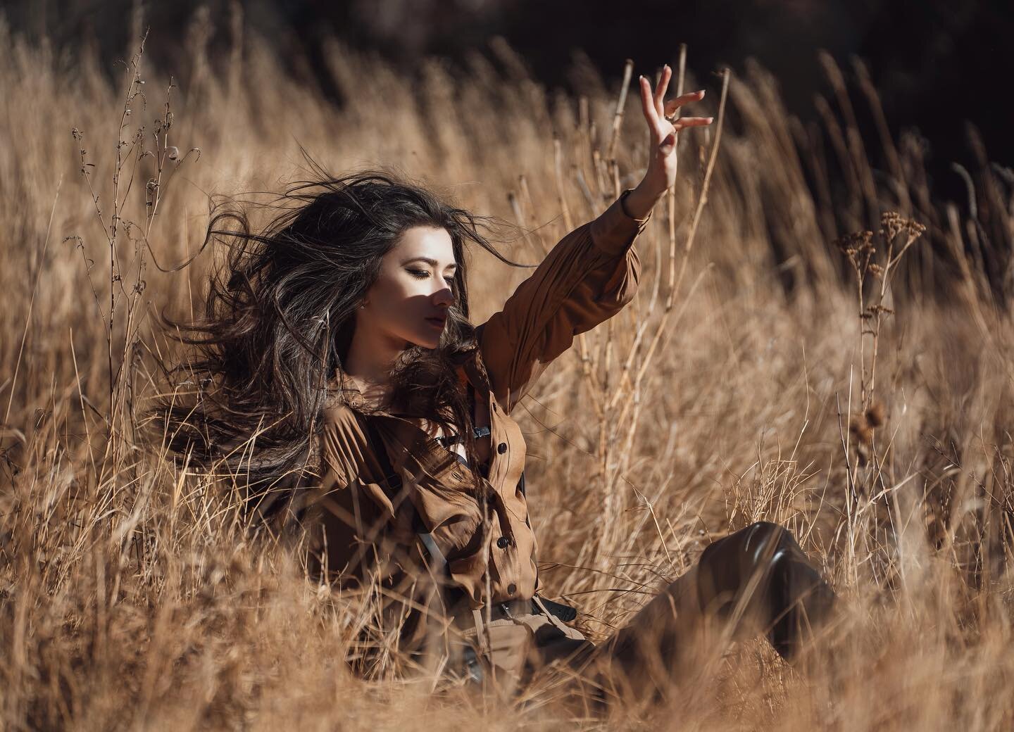 Warm weather is upon us and it&rsquo;s time to make something of it. Get out and do something you&rsquo;ve been wanting to do. Question: what are you looking forward to the most this summer?

Model: @ellierich_artistry 
Outfit: @bananarepublic @diese