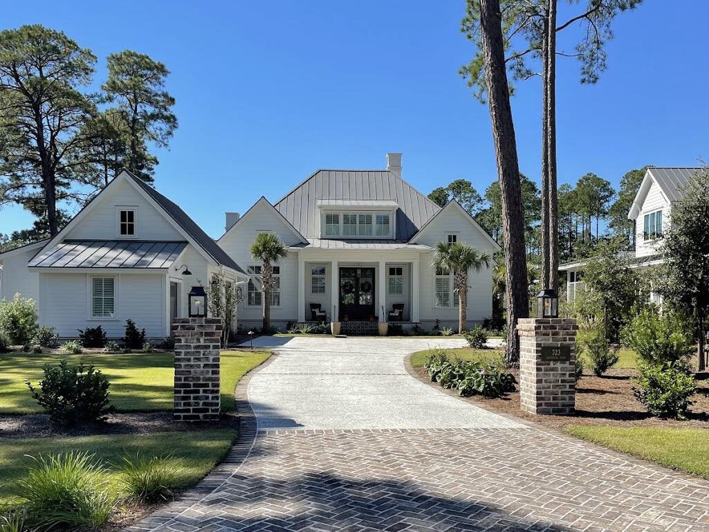 A Southern Retreat for a relaxing weekend.

Landscapes by @witmerjoneskeefer
Built by @h2.builders

#residentialarchitecture #customhome #palmettobluff #lowcountry