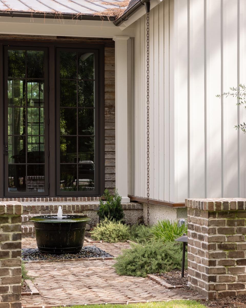 Mixing materials in this serene courtyard. 

Built by: csthomasconstruction

#residentialarchitecture #customhome #palmettobluff