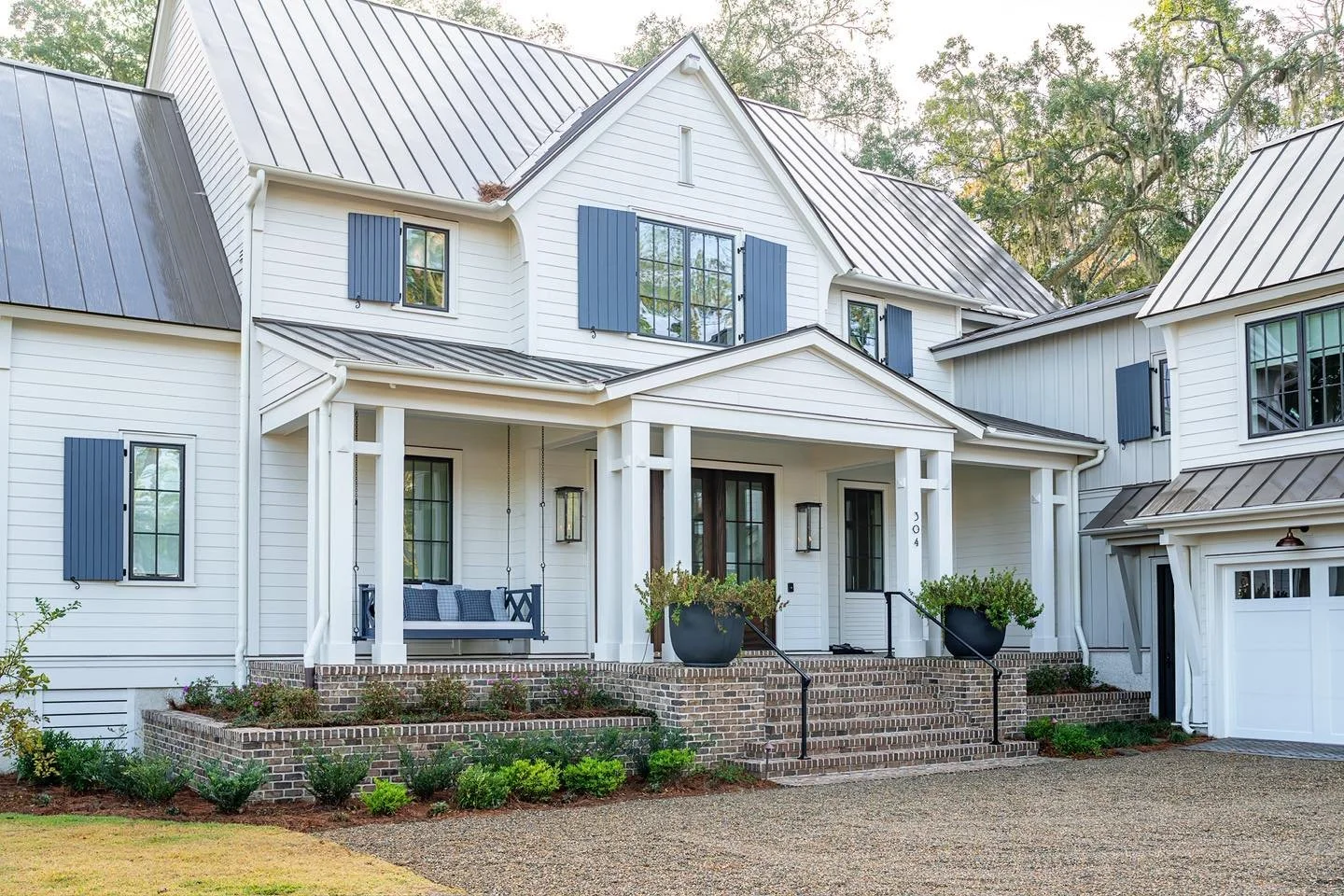 A welcoming front porch to enjoy the outdoors.

Built by: @pr_homesbluffton 
Landscape architect: @witmerjoneskeefer 
Interior design: @kellycarondesigns  @brianna_c_o 
Photography: @kelliboydphotography 

#palmettobluffarchitect #residentialarchitec
