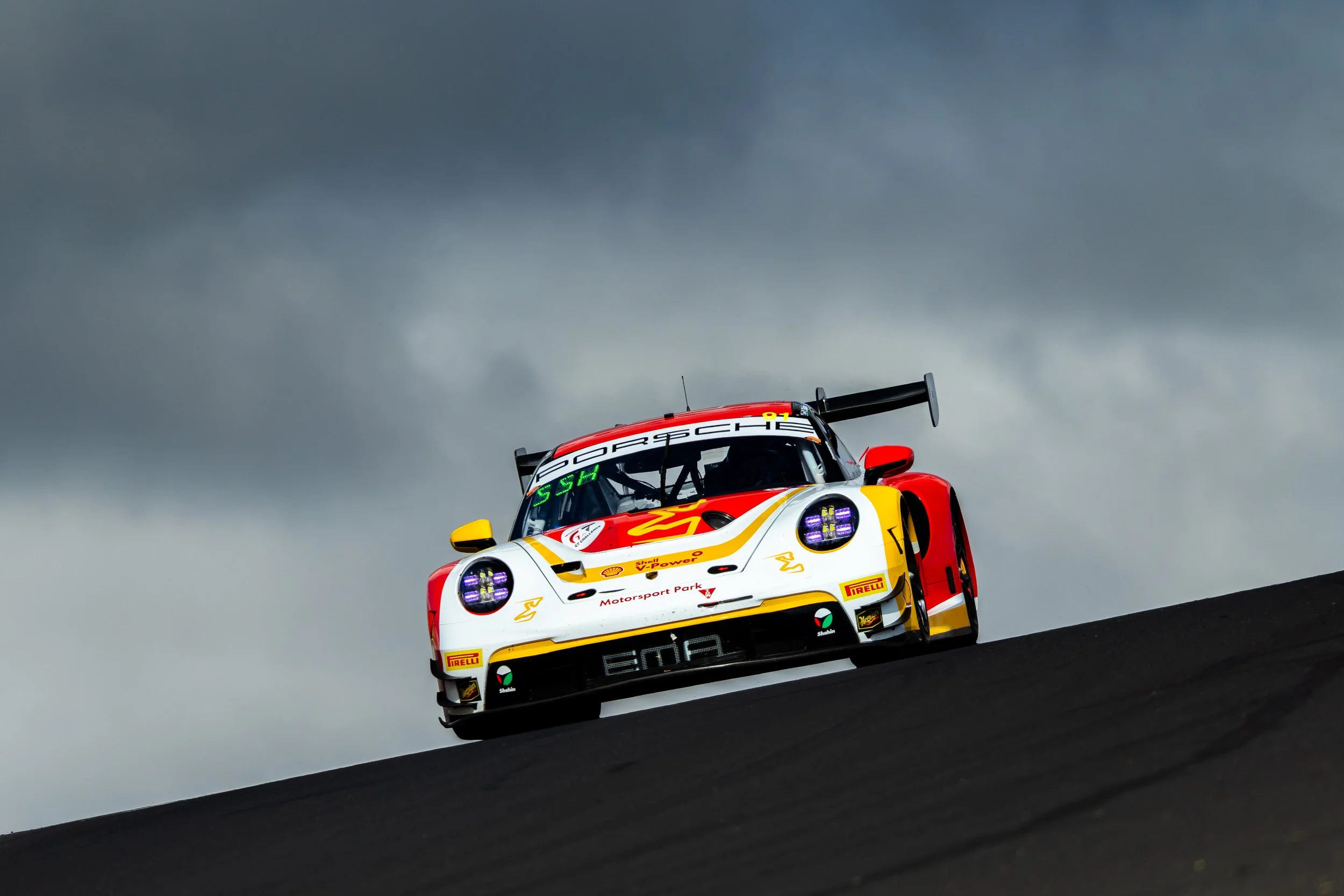 Porsche GT3R passing over Skyline at the 2025 Bathurst 12 Hour.