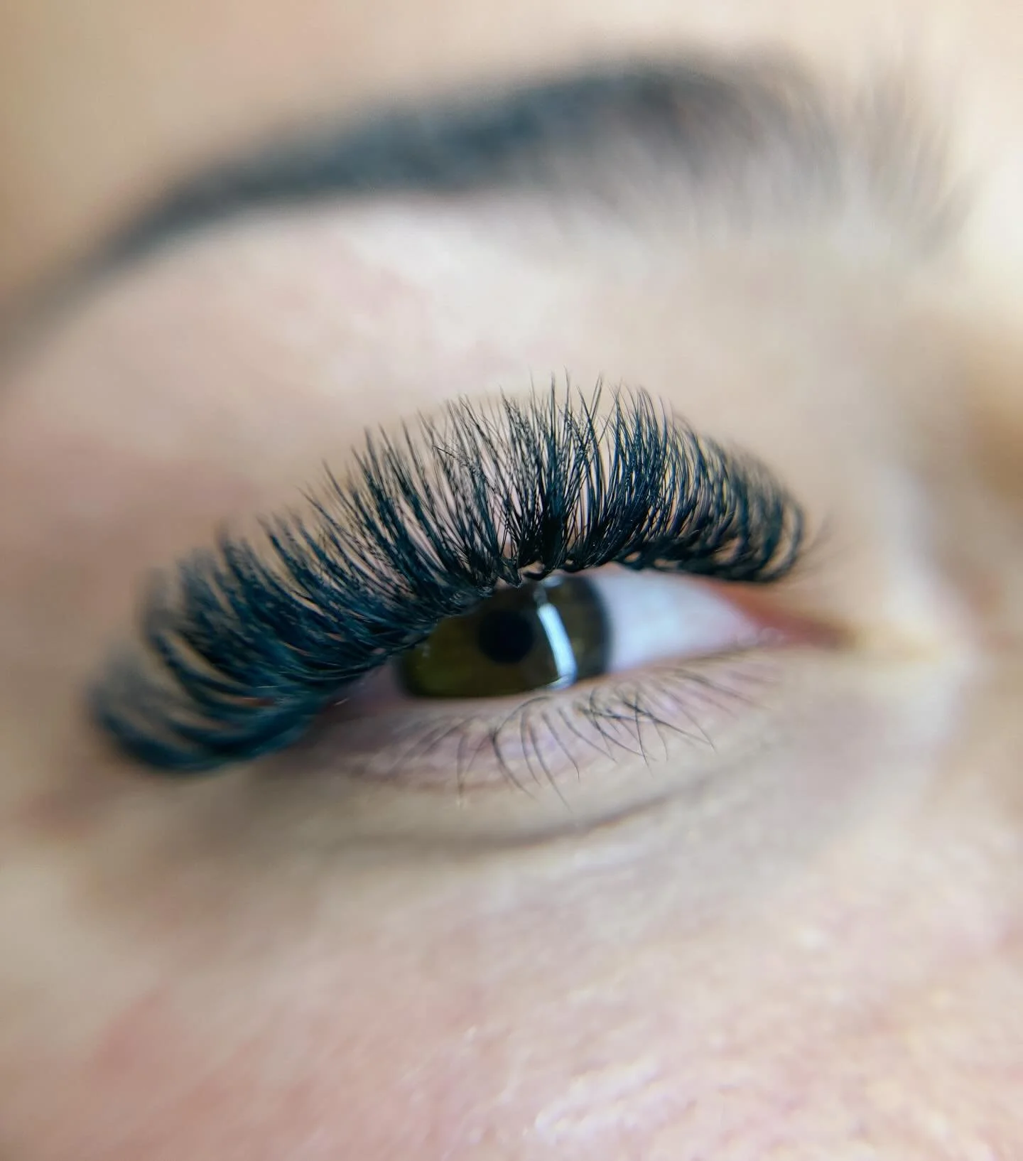 with all the lash lift natural looking lashes i&rsquo;ve been posting, we needed some ✨DRAMA✨ to spice up the feed!!! mega cat eye for days on my girl💖